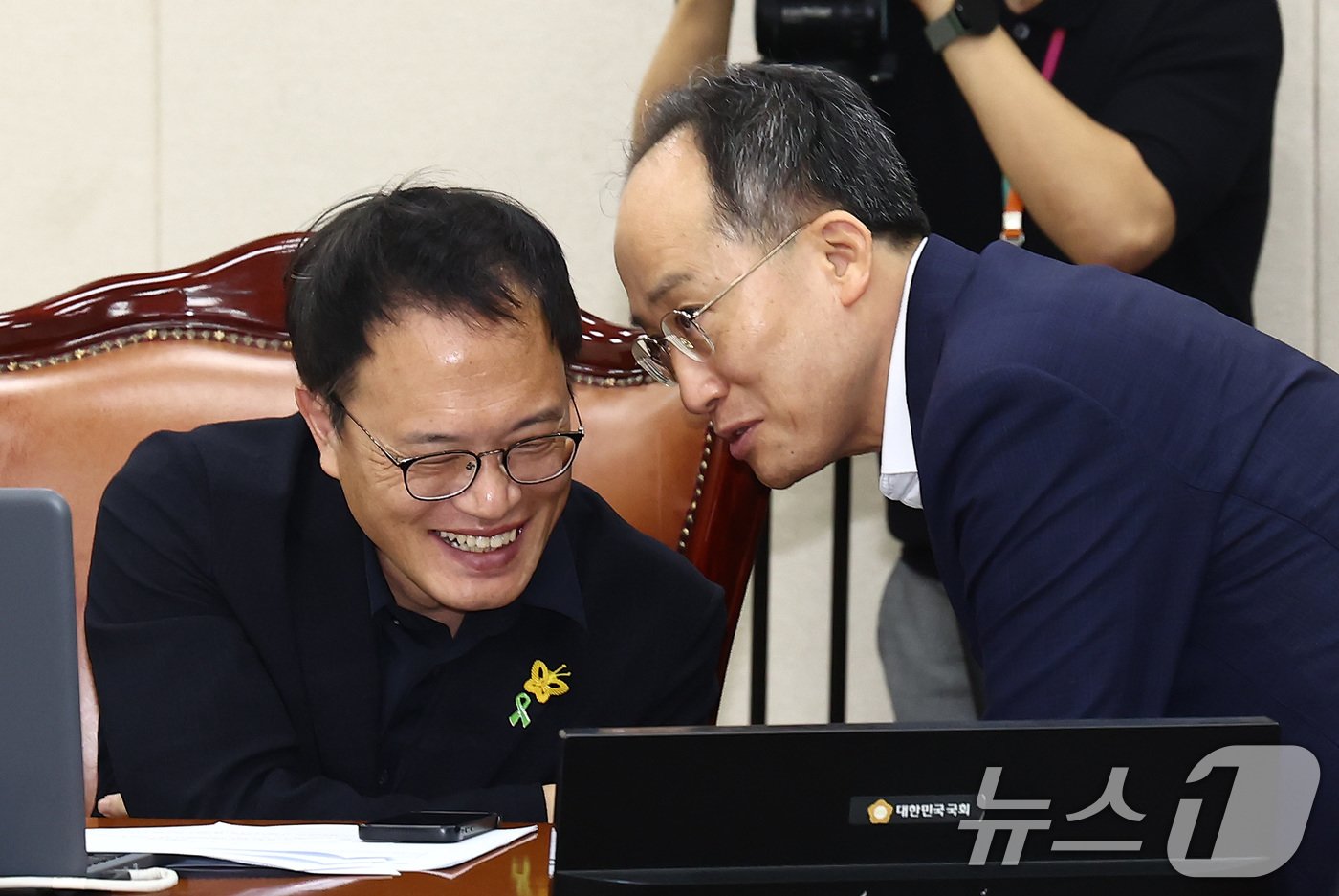 본문 이미지 - 박주민 보건복지위원장(왼쪽)과 추경호 국민의힘 원내대표가 28일 오전 서울 여의도 국회에서 열린 간호법 관련 보건복지위원회 전체회의에서 대화하고 있다. 2024.8.28/뉴스1 ⓒ News1 김민지 기자