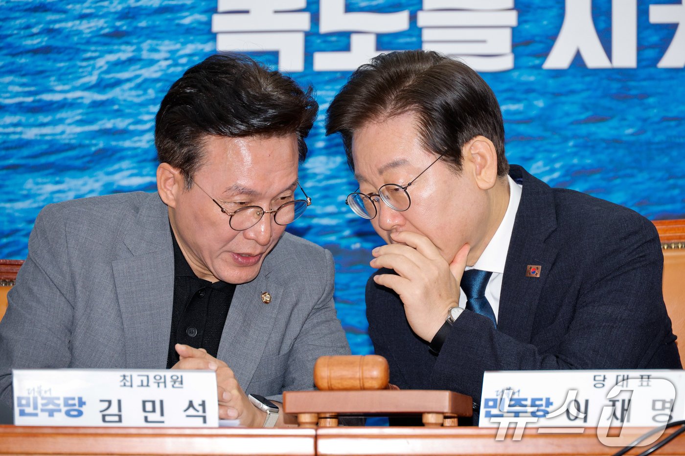 본문 이미지 - 이재명 더불어민주당 대표(오른쪽)와 김민석 최고위원이 28일 오전 서울 여의도 국회에서 열린 최고위원회의에서 대화하고 있다. 이 대표는 코로나19 확진 후 병원 입원 치료를 받은 뒤 일주일 만에 당무에 복귀했다. 2024.8.28/뉴스1 ⓒ News1 안은나 기자