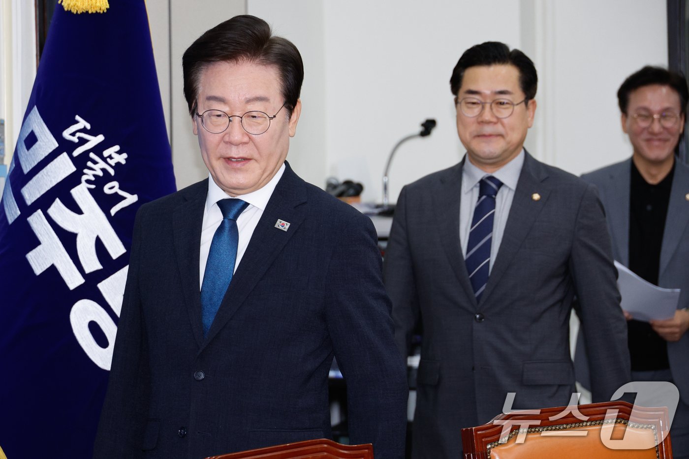 본문 이미지 - 이재명 더불어민주당 대표(왼쪽부터)와 박찬대 원내대표, 김민석 최고위원이 28일 오전 서울 여의도 국회에서 열린 최고위원회의에 입장하고 있다. 이 대표는 코로나19 확진 후 병원 입원 치료를 받은 뒤 일주일 만에 당무에 복귀했다. 2024.8.28/뉴스1 ⓒ News1 안은나 기자