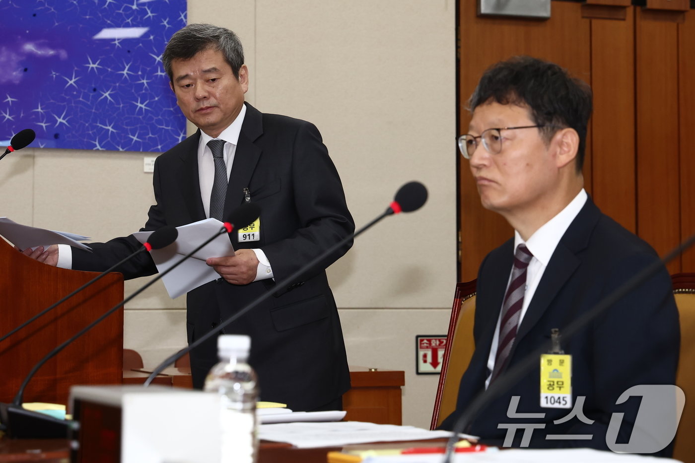 본문 이미지 - 박민 한국방송공사사장이 28일 오전 서울 여의도 국회에서 열린 과학기술정보방송통신위원회 전체회의에 출석, 보고를 마치고 자리로 향하고 있다. 오른쪽은 김유열 한국교육방송공사사장. 2024.8.28/뉴스1 ⓒ News1 김민지 기자