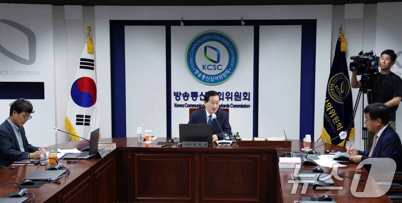 본문 이미지 - 류희림 방송통신심의위원회&#40;방심위&#41; 위원장이 28일 서울 양천구 방송회관에서 제22차 방심위 전체회의를 주재하고 있다.  2024.8.28/뉴스1 ⓒ News1 박정호 기자