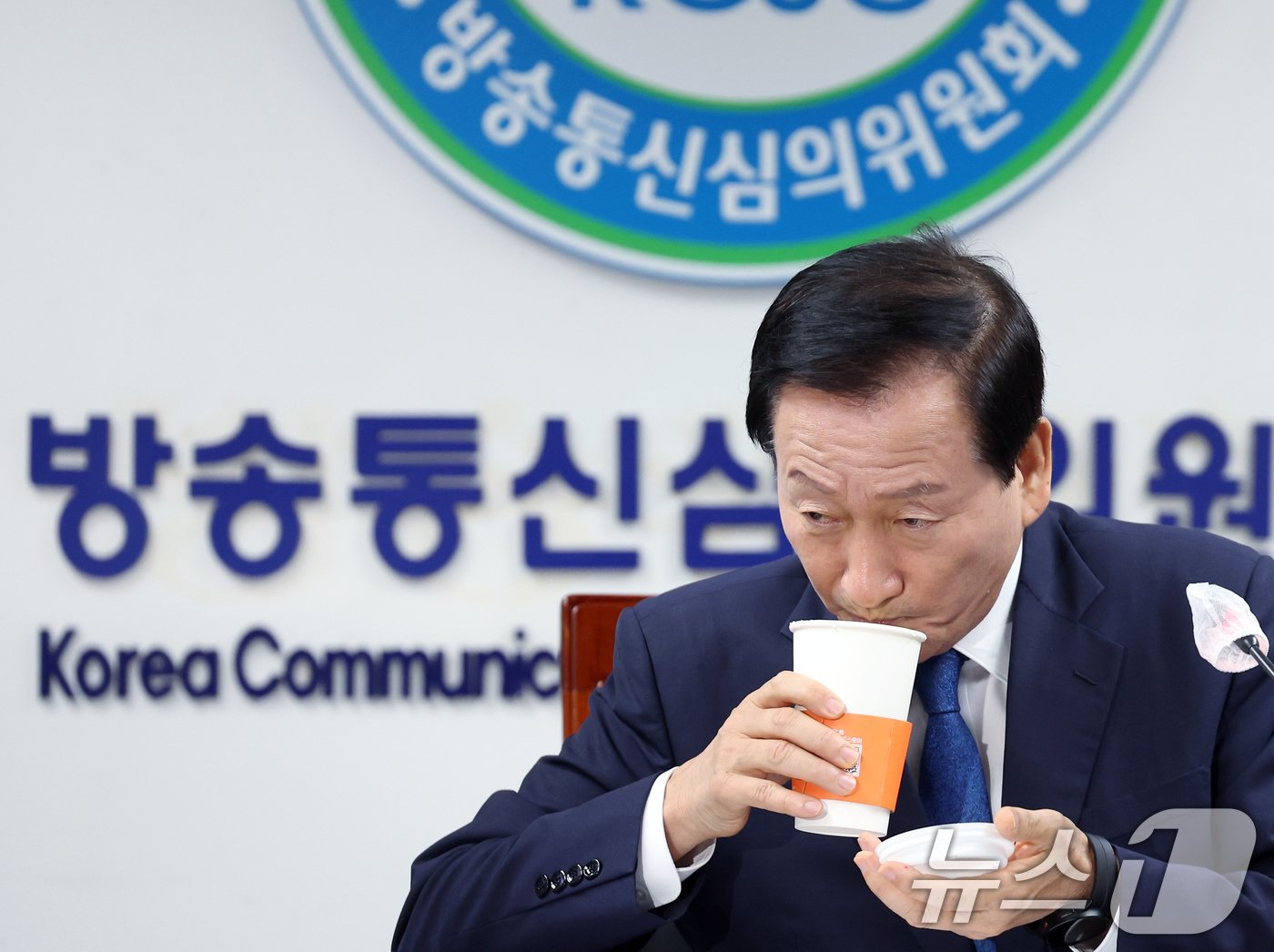 본문 이미지 - 류희림 방송통신심의위원회(방심위) 위원장이 28일 오전 서울 양천구 방송회관에서 제22차 방심위 전체회의 시작에 앞서 목을 축이고 있다. 방심위는 이날 딥페이크 성범죄영상물 종합대책 마련에 관한 사항을 논의한다. 2024.8.28/뉴스1 ⓒ News1 박정호 기자