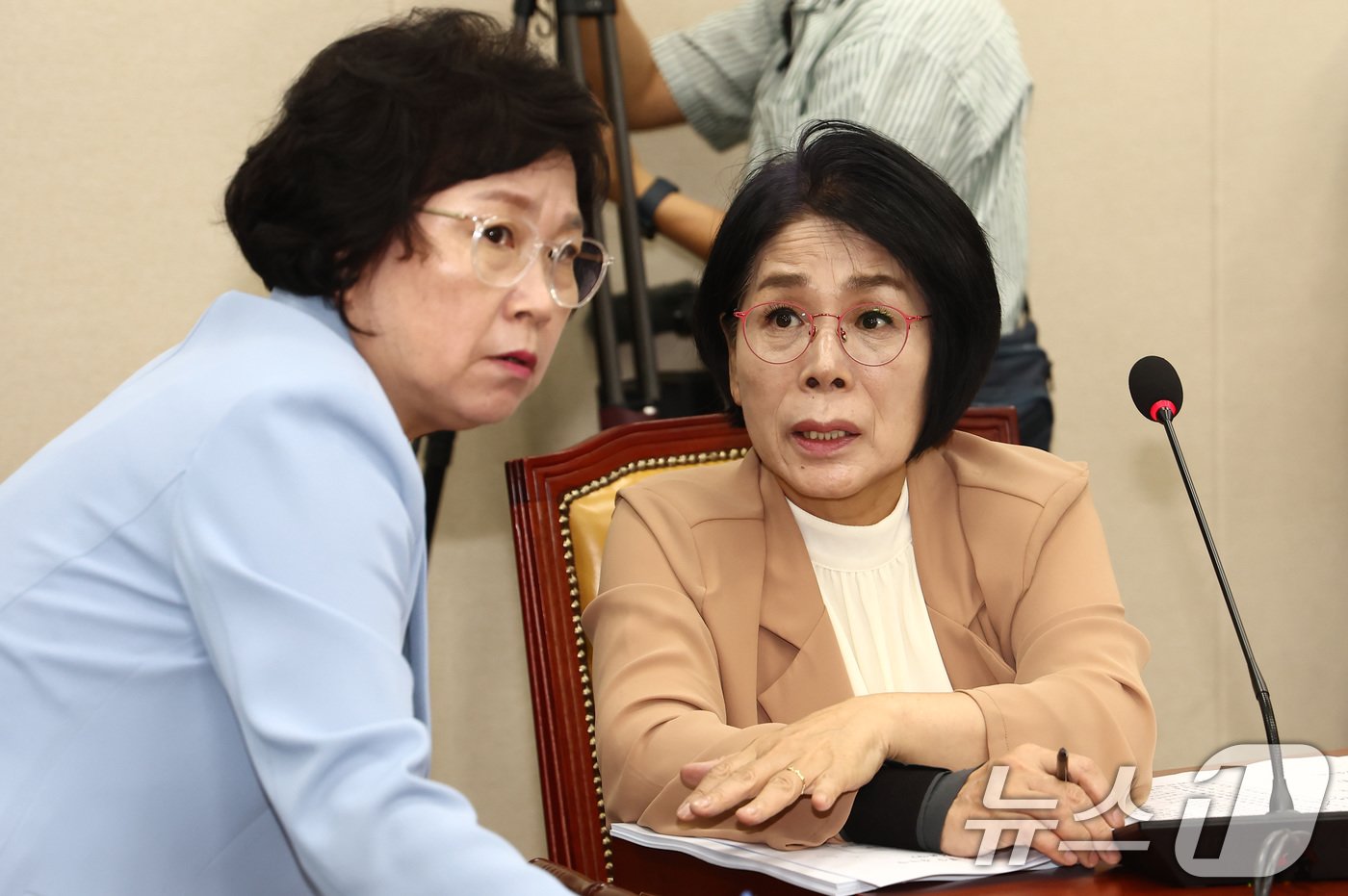 본문 이미지 - 최민희 과학기술정보방송통신위원장과 김현 야당 간사가 28일 오전 서울 여의도 국회에서 열린 과학기술정보방송통신위원회 전체회의에서 대화하고 있다. 2024.8.28/뉴스1 ⓒ News1 김민지 기자