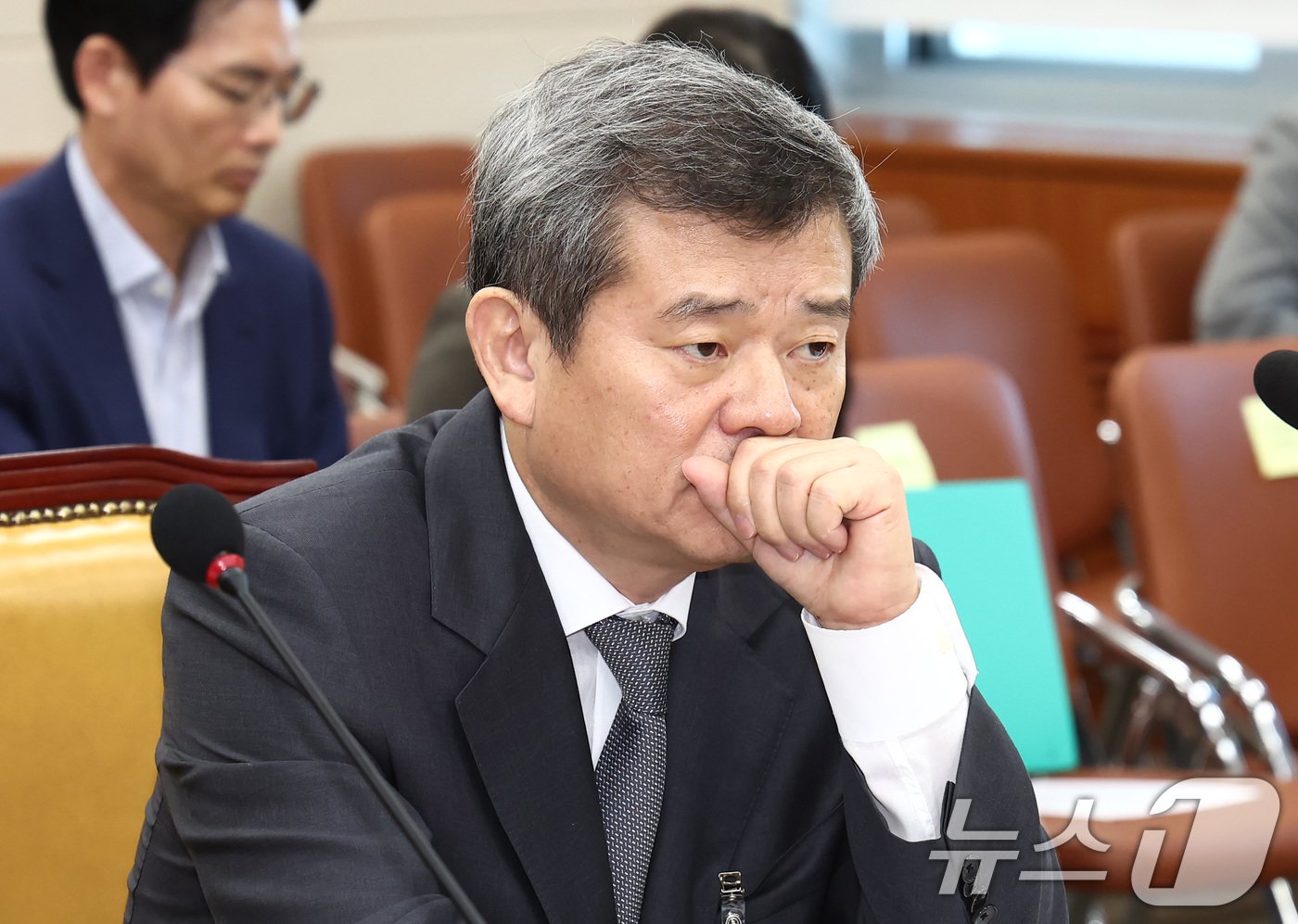 본문 이미지 - 박민 한국방송공사사장이 28일 오전 서울 여의도 국회에서 열린 과학기술정보방송통신위원회 전체회의에 출석, 생각에 잠겨 있다. 2024.8.28/뉴스1 ⓒ News1 김민지 기자