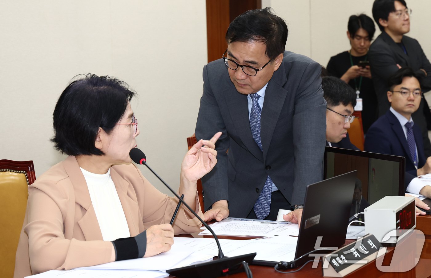 본문 이미지 - 최민희 과학기술정보방송통신위원장과 최형두 여당 간사가 28일 오전 서울 여의도 국회에서 열린 과학기술정보방송통신위원회 전체회의에서 대화하고 있다. 2024.8.28/뉴스1 ⓒ News1 김민지 기자