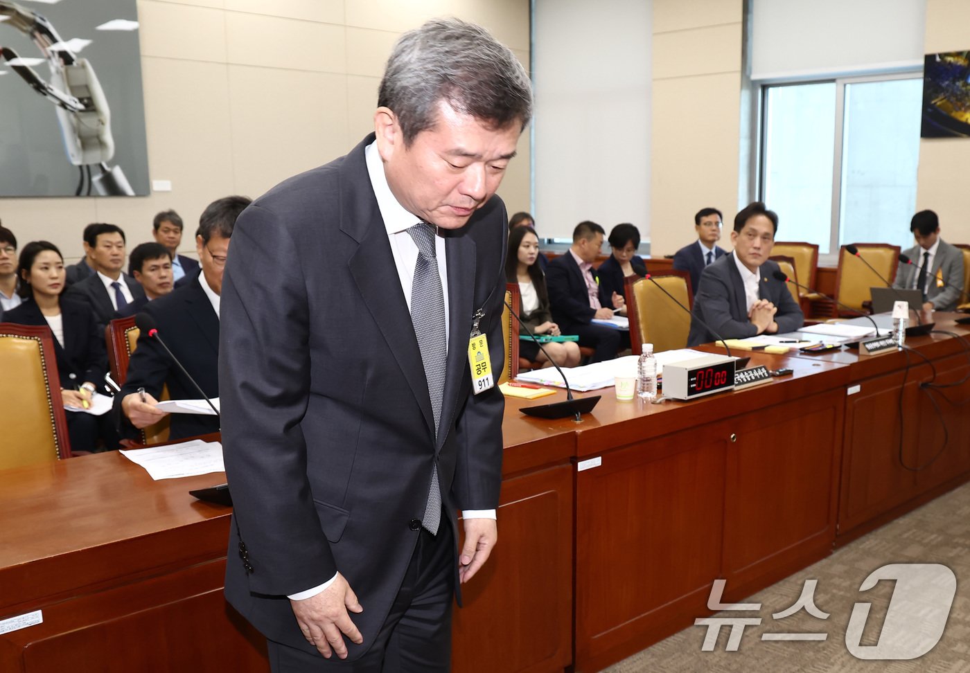 본문 이미지 - 박민 한국방송공사사장이 28일 오전 서울 여의도 국회에서 열린 과학기술정보방송통신위원회 전체회의에 출석해 인사하고 있다. 2024.8.28/뉴스1 ⓒ News1 김민지 기자