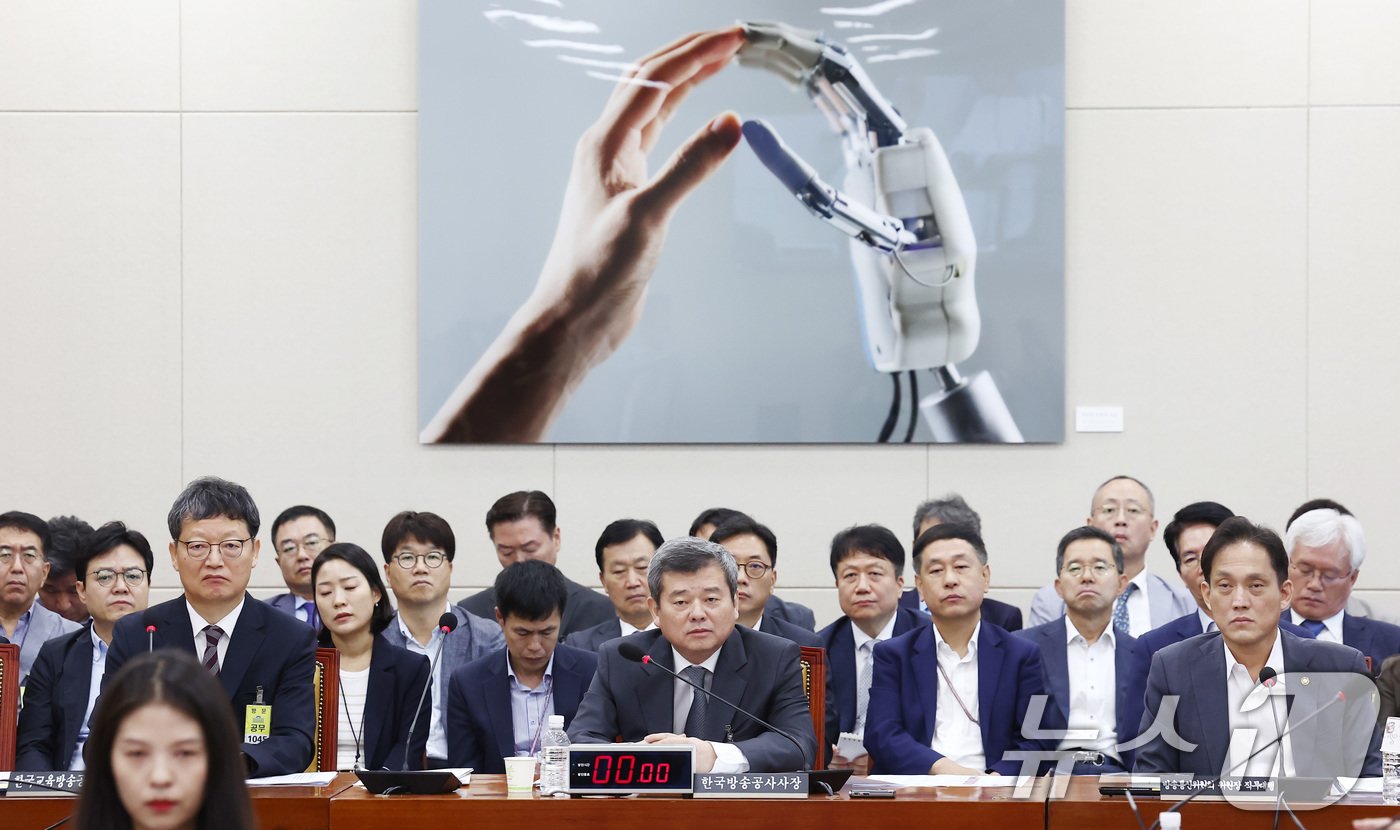 본문 이미지 - 박민 한국방송공사사장(가운데)이 28일 오전 서울 여의도 국회에서 열린 과학기술정보방송통신위원회 전체회의에 출석해 질의에 답변하고 있다. 왼쪽부터 김유열 한국교육방송공사사장, 박 사장, 김태규 방송통신위원장 직무대행. 2024.8.28/뉴스1 ⓒ News1 김민지 기자