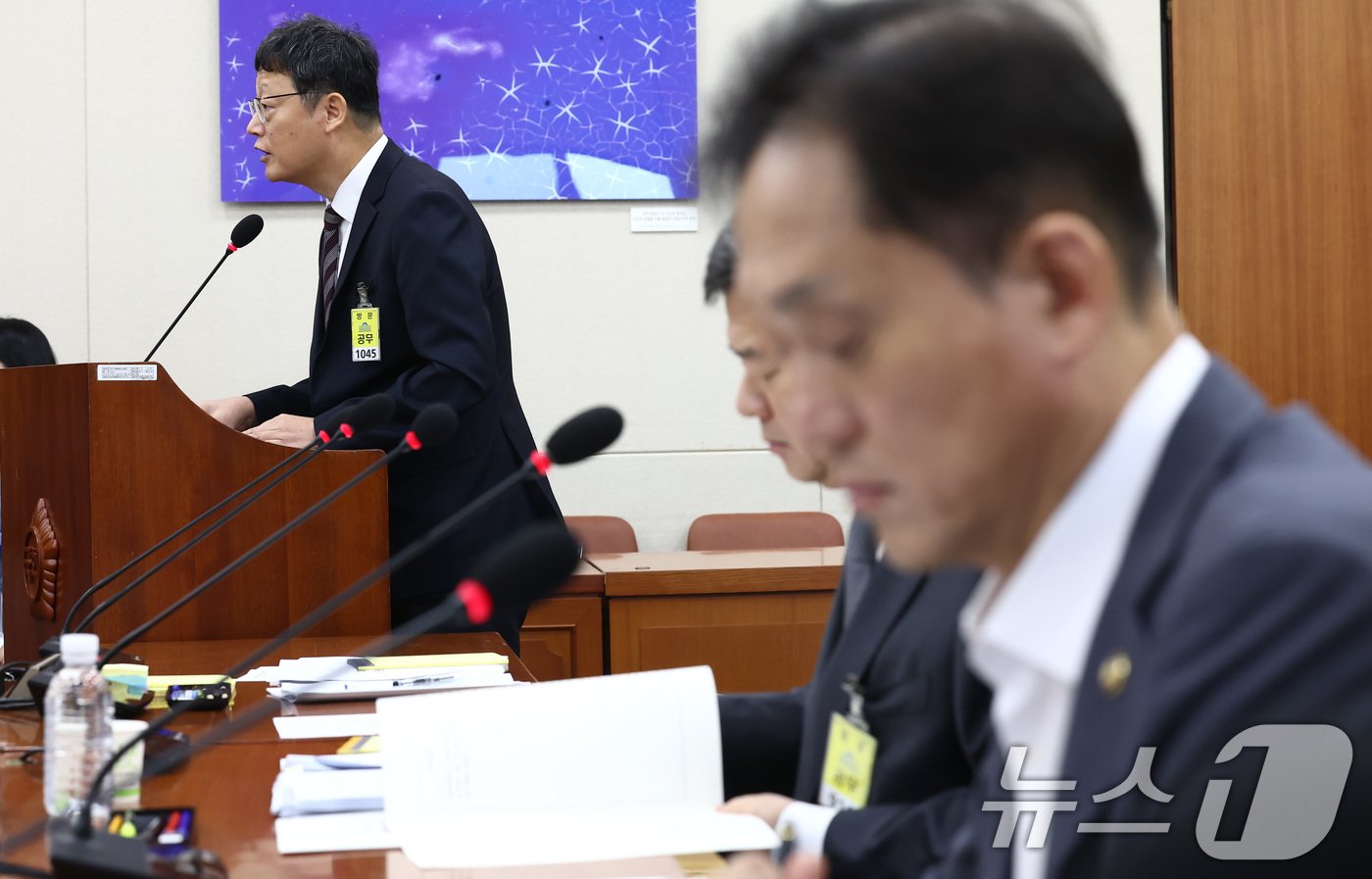 김유열 한국교육방송공사사장이 28일 오전 서울 여의도 국회에서 열린 과학기술정보방송통신위원회 전체회의에서 결산보고를 하고 있다. 오른쪽은 김태규 방통위원장 직무대행. 2024.8.28/뉴스1 ⓒ News1 김민지 기자