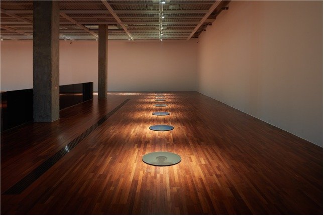 본문 이미지 - <프라이멀 셀피 2>, 2024, 거울 위에 UV 프린트, 60 x 60cm, 전시전경 / 사진=수림문화재단 제공