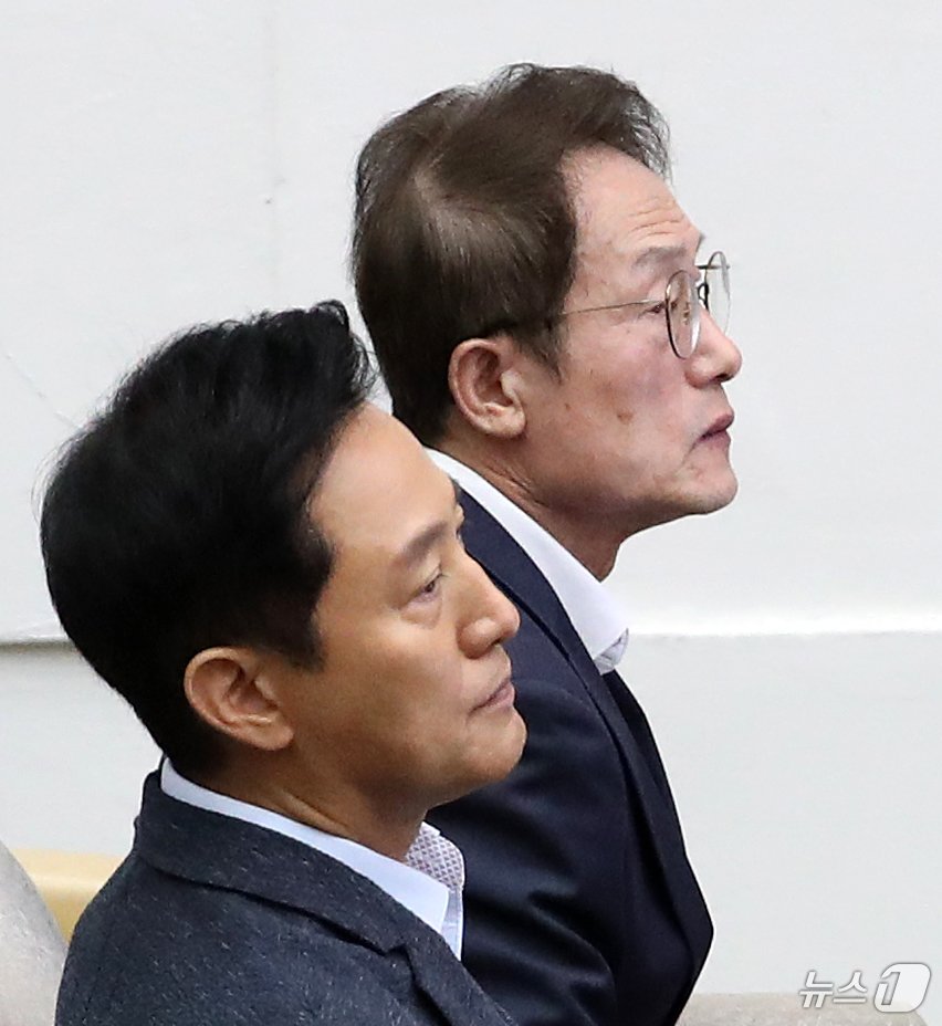 본문 이미지 - 오세훈 서울시장과 조희연 서울시교육감이 28일 오전 서울 중구 서울시의회에서 열린 &#39;제326회 시의회 임시회 제2차 본회의&#39;에서 나란히 자리하고 있다. 2024.8.28/뉴스1 ⓒ News1 오대일 기자