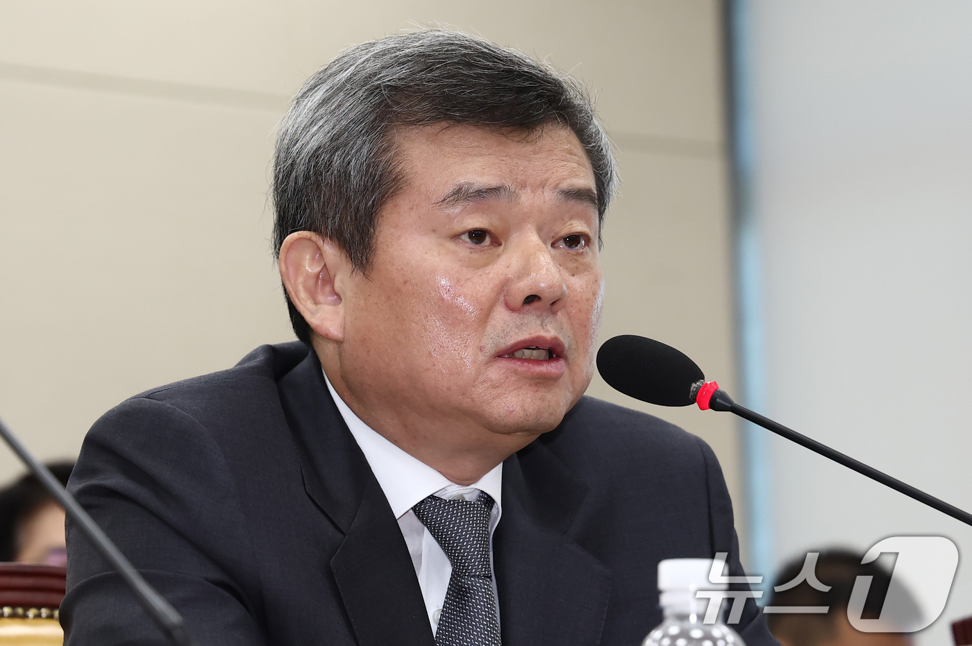 (서울=뉴스1) 김민지 기자 = 박민 한국방송공사사장이 28일 오전 서울 여의도 국회에서 열린 과학기술정보방송통신위원회 전체회의에서 광복절에 일본 국가인 기미가요가 포함된 오페라 …