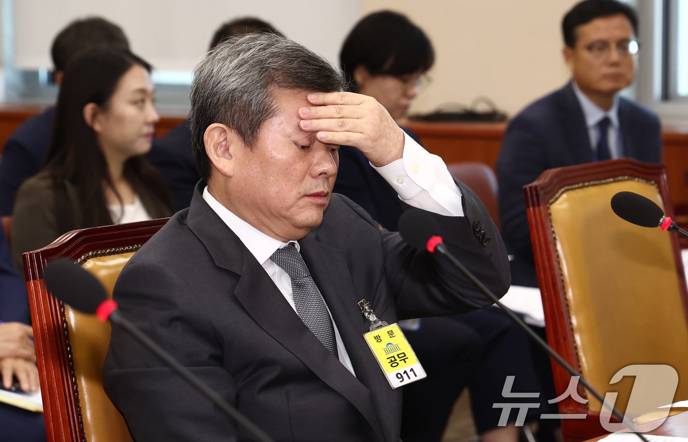 본문 이미지 - 박민 한국방송공사사장이 28일 오전 서울 여의도 국회에서 열린 과학기술정보방송통신위원회 전체회의에서 광복절에 일본 국가인 기미가요가 포함된 오페라 '나비부인'을 상영한 것에 대한 질의를 받던 도중 이마를 만지고 있다. 2024.8.28/뉴스1 ⓒ News1 김민지 기자