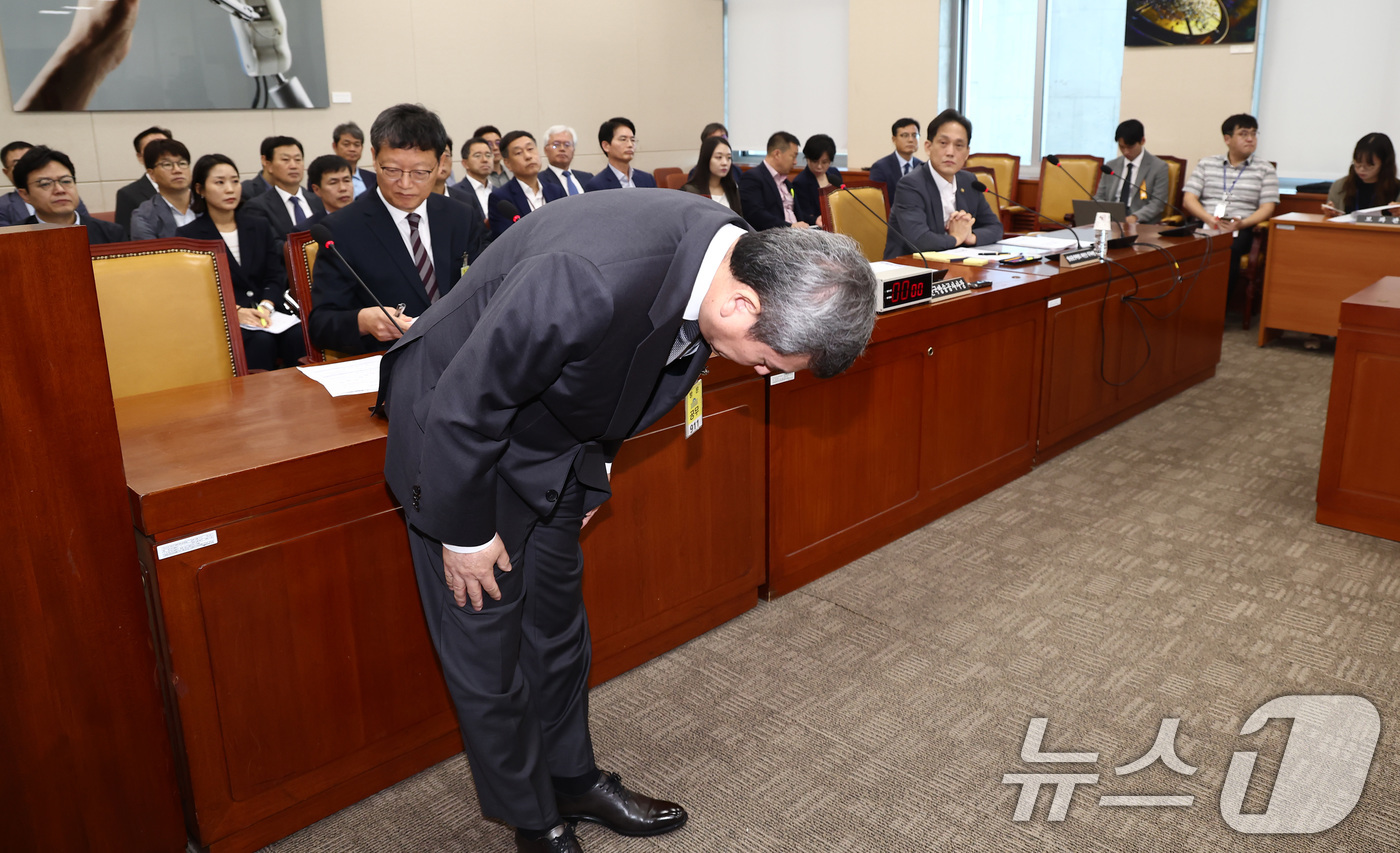 (서울=뉴스1) 김민지 기자 = 박민 한국방송공사사장이 28일 오전 서울 여의도 국회에서 열린 과학기술정보방송통신위원회 전체회의에서 인사하고 있다. 2024.8.28/뉴스1