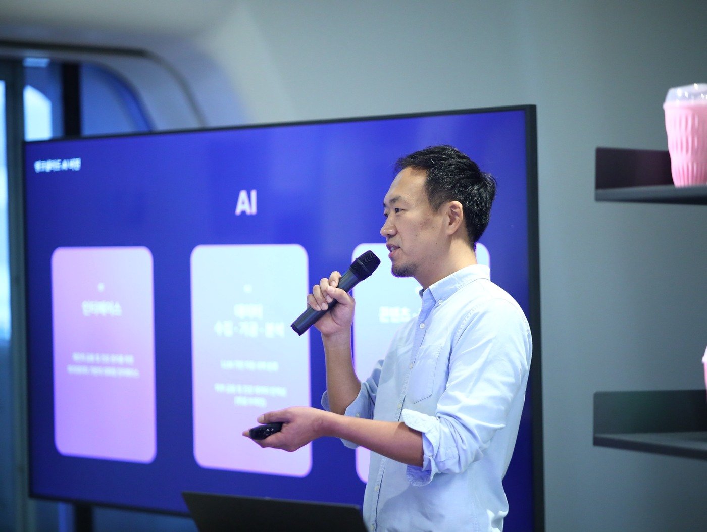 본문 이미지 - 김문규 뱅크샐러드 CTO가 My AI와 토핑+에 대해 이야기 하고 있다.(뱅크샐러드 제공)