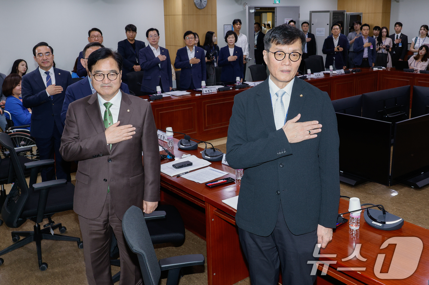 (서울=뉴스1) 안은나 기자 = 이창용 한국은행 총재(오른쪽부터), 우원식 국회의장, 주호영 부의장, 박홍근 더불어민주당 의원이 28일 서울 여의도 국회의원회관에서 열린 대한민국 …