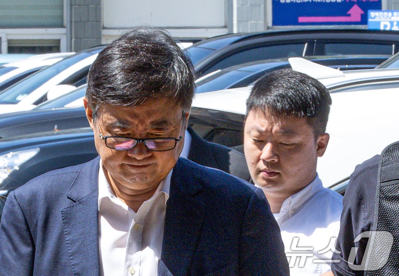 본문 이미지 - 사망자 23명이 발생한 '화성 아리셀 공장 화재'와 관련해 박순관 아리셀 대표와 아들 박중언 총괄본부장이 지난 8월28일 구속 전 피의자 심문(영장실질심사)을 마친 후 대기 장소인 경기도 수원시 영통구 수원남부경찰서 유치장으로 들어서고 있다. 2024.8.28/뉴스1 ⓒ News1 이재명 기자