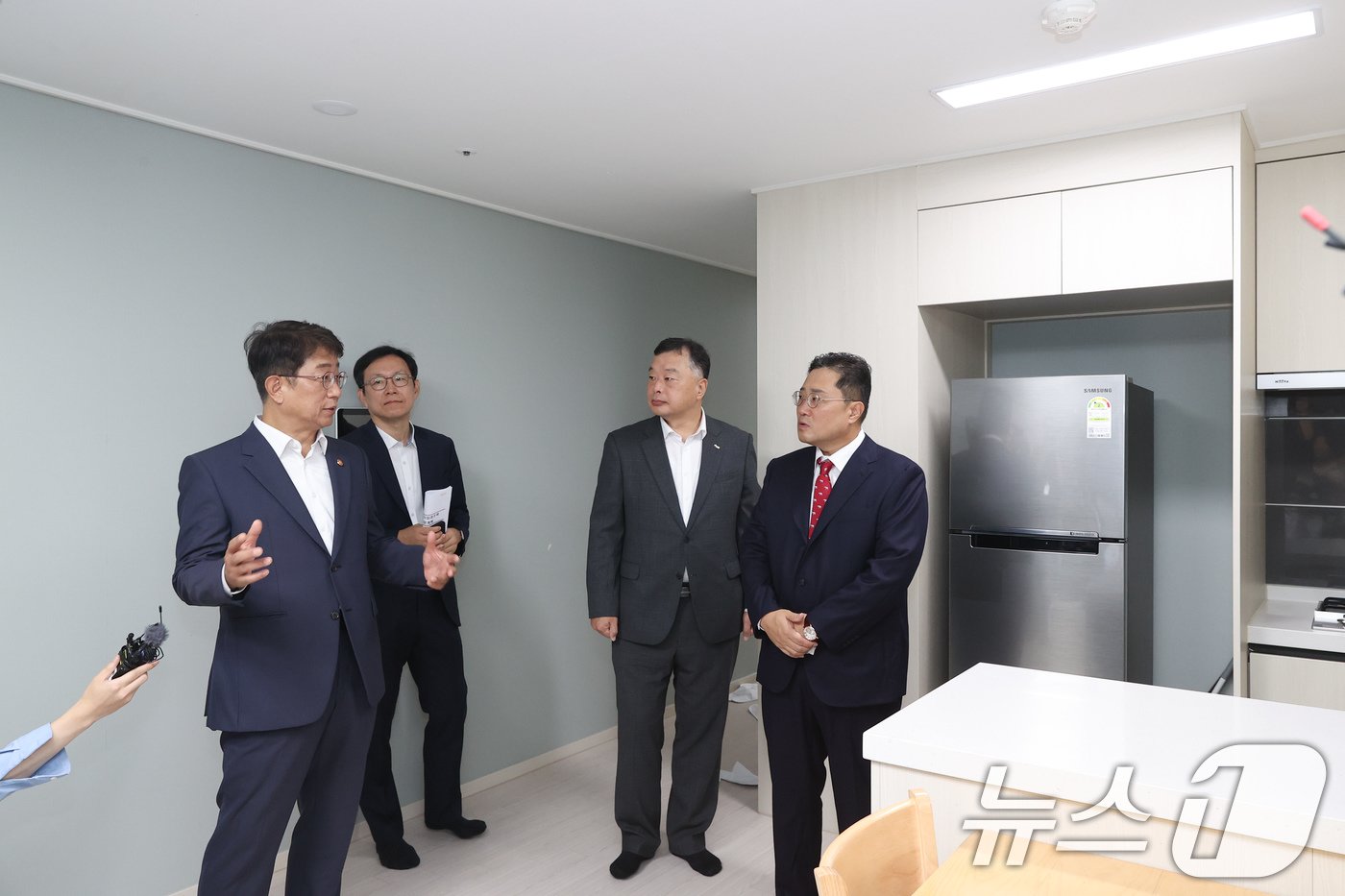 본문 이미지 - 박상우 국토교통부 장관이 28일 서울 용산구에 위치한 공공지원 민간임대주택 '베르디움 프렌즈' 시설을 둘러보고 있다. (국토교통부 제공) 2024.8.28/뉴스1