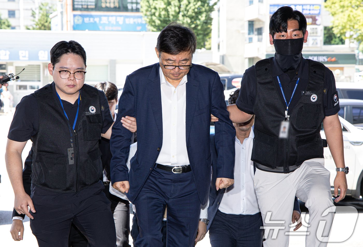 본문 이미지 - 사망자 23명이 발생한 '화성 아리셀 공장 화재'와 관련해 박순관 아리셀 대표가 28일 구속 전 피의자 심문(영장실질심사)을 마친 후 대기 장소인 경기도 수원시 영통구 수원남부경찰서 유치장으로 들어서고 있다. 2024.8.28/뉴스1 ⓒ News1 이재명 기자