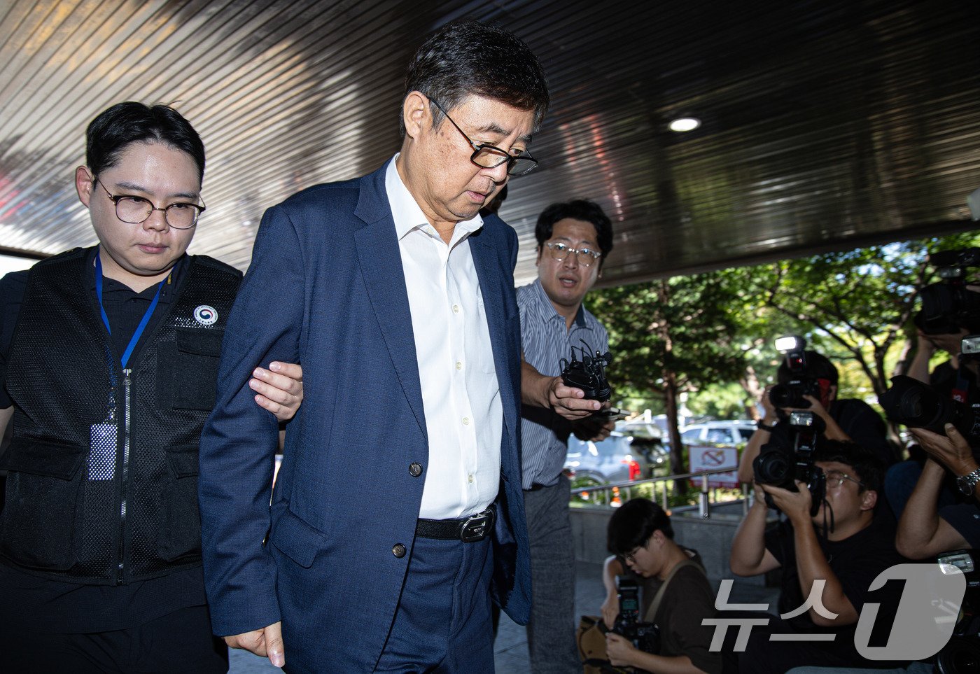 본문 이미지 - 사망자 23명이 발생한 '화성 아리셀 공장 화재'와 관련해 박순관 아리셀 대표가 28일 구속 전 피의자 심문(영장실질심사)을 마친 후 대기 장소인 경기도 수원시 영통구 수원남부경찰서 유치장으로 들어서고 있다. 2024.8.28/뉴스1 ⓒ News1 이재명 기자
