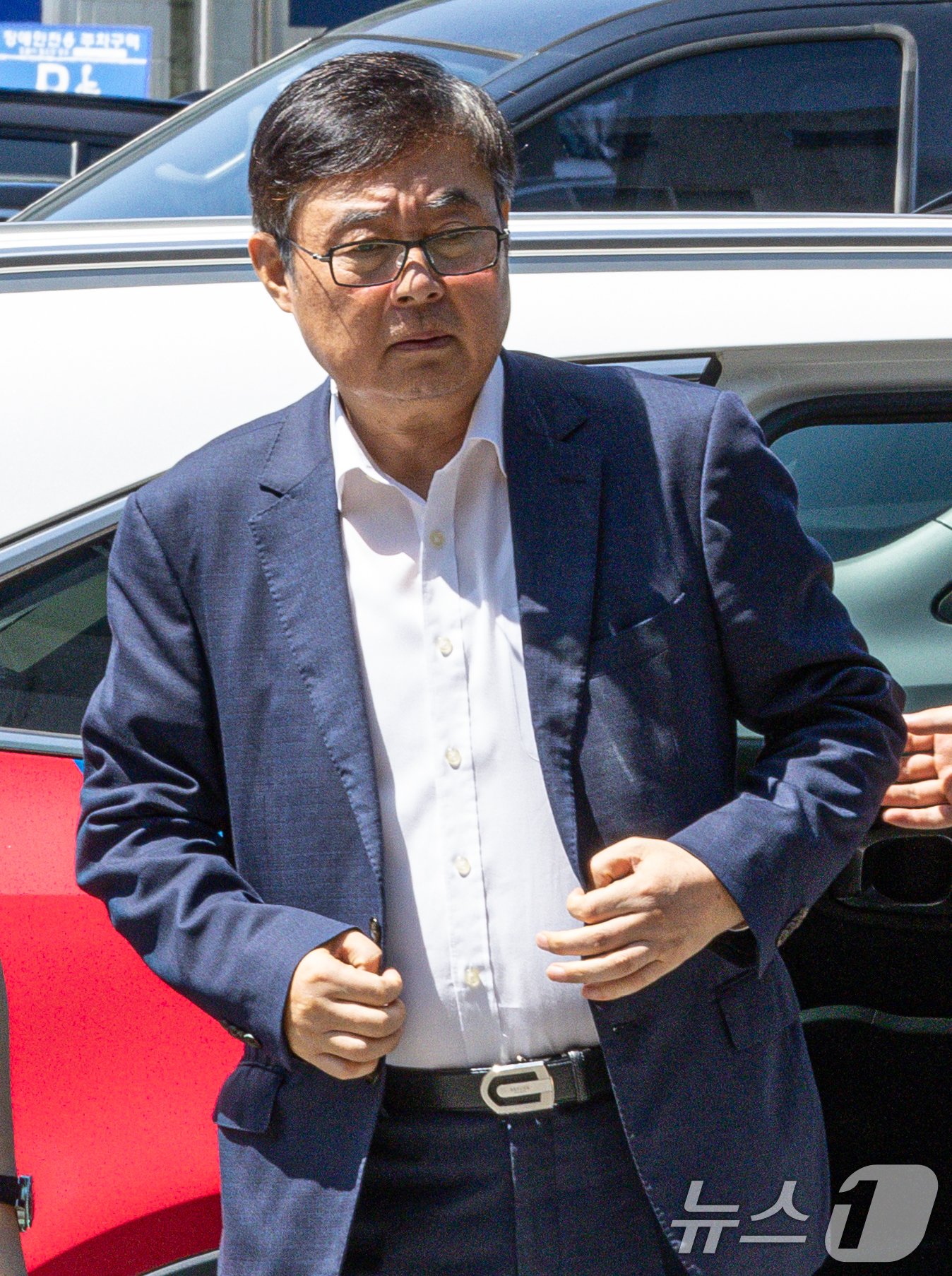 본문 이미지 - 사망자 23명이 발생한 '화성 아리셀 공장 화재'와 관련해 박순관 아리셀 대표가 28일 구속 전 피의자 심문(영장실질심사)을 마친 후 대기 장소인 경기도 수원시 영통구 수원남부경찰서 유치장으로 들어서고 있다. 2024.8.28/뉴스1 ⓒ News1 이재명 기자