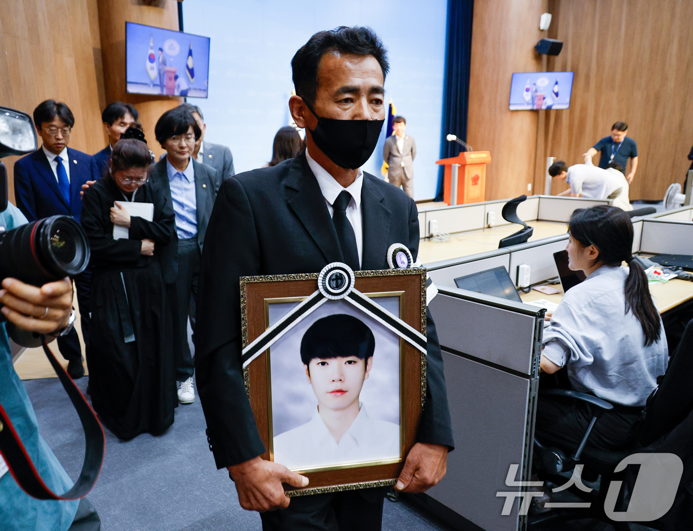 (서울=뉴스1) 안은나 기자 = 전남 장성군의 한 중학교 급식실에서 에어컨 설치 공사를 하다 폭염으로 목숨을 잃은 20대 청년 고 양준혁 씨 아버지가 28일 서울 여의도 국회 소통 …