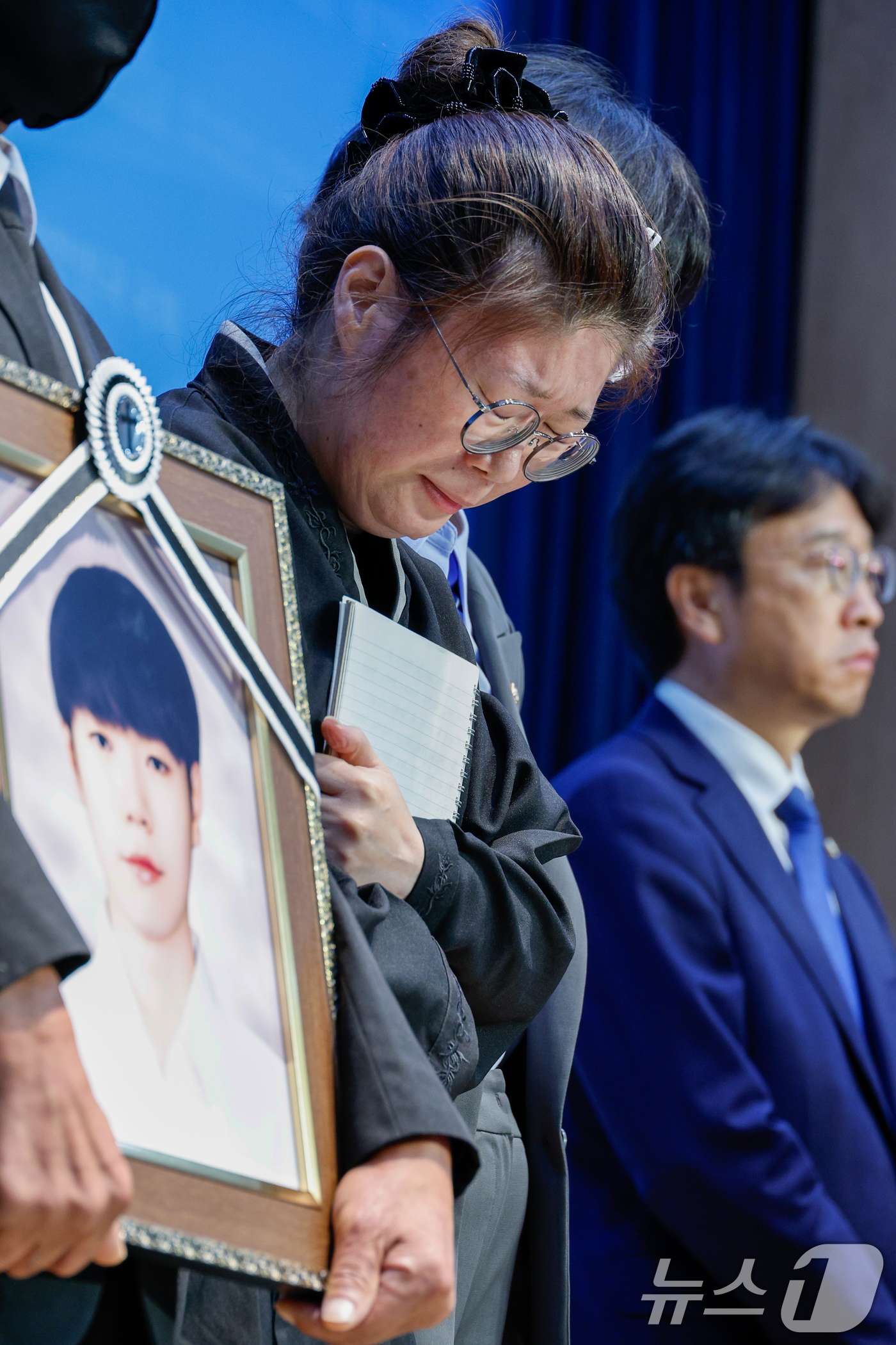 (서울=뉴스1) 안은나 기자 = 전남 장성군의 한 중학교 급식실에서 에어컨 설치 공사를 하다 폭염으로 목숨을 잃은 20대 청년 고 양준혁 씨 어머니가 28일 서울 여의도 국회 소통 …