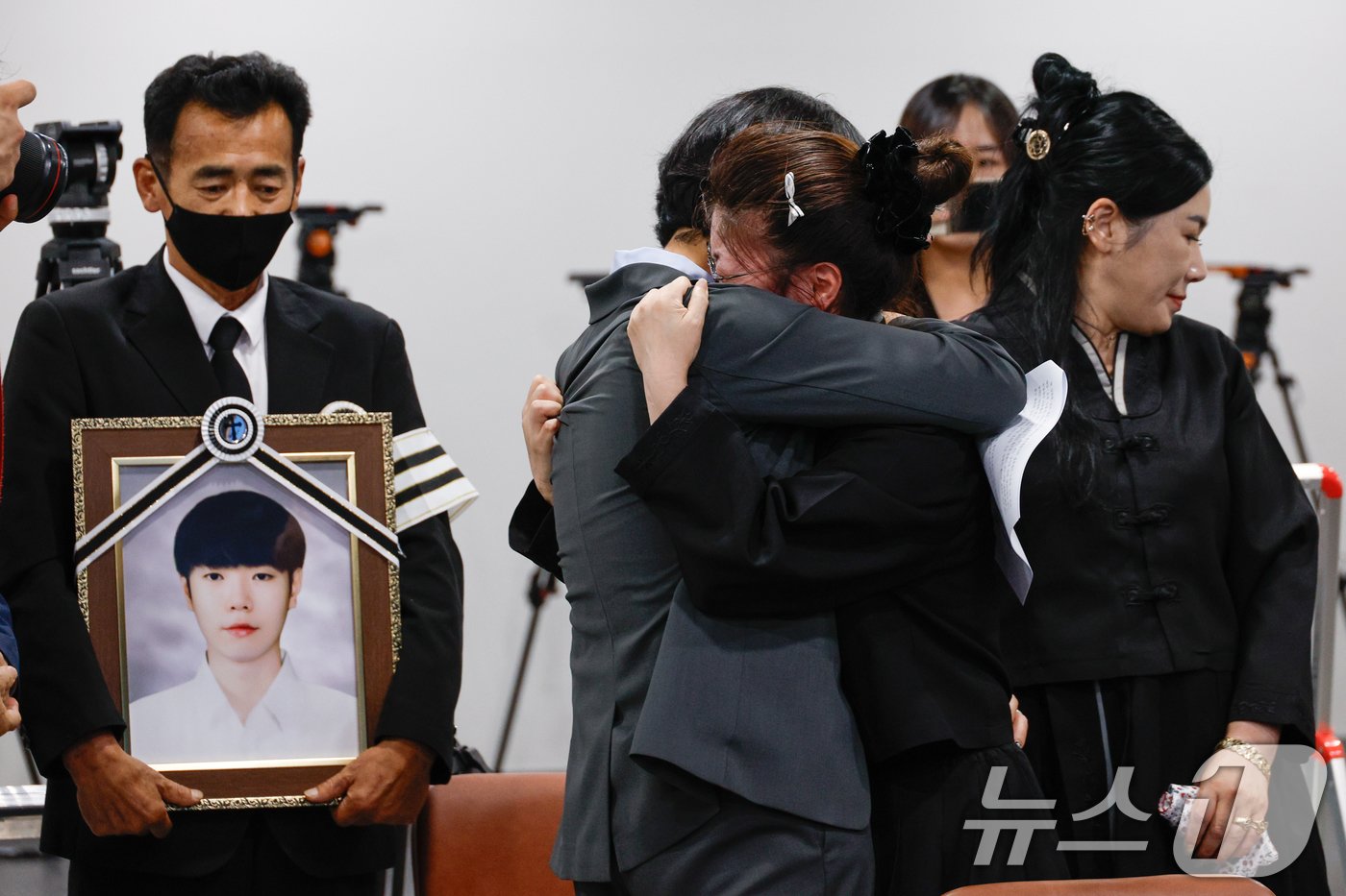 본문 이미지 - 전남 장성군의 한 중학교 급식실에서 에어컨 설치 공사를 하다 폭염으로 목숨을 잃은 20대 청년 고 양준혁 씨 어머니가 28일 서울 여의도 국회 소통관에서 &#39;에어컨 설치 청년노동자 폭염 산재사망사고 진상조사 및 재발방지 대책 촉구 기자회견&#39;에 앞서 임미애 더불어민주당 의원을 안고 눈물을 흘리고 있다. 2024.8.28/뉴스1 ⓒ News1 안은나 기자