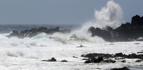제주 추자도, 폭풍해일주의보…"만조 시 침수 유의"