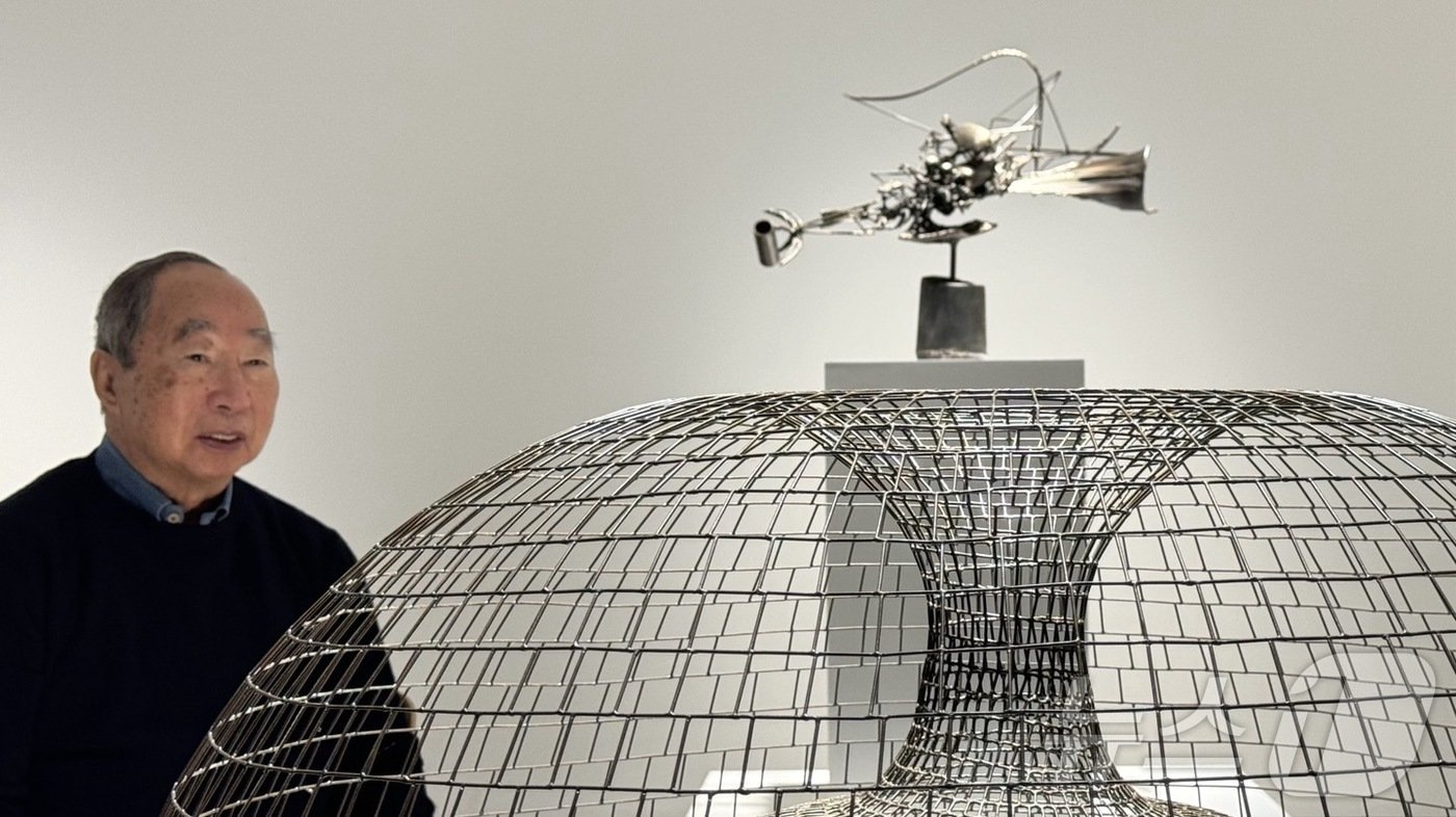 본문 이미지 - 작가 존 배가 28일 오전 서울 종로구 갤러리현대에서 열린 개인전 '운명의 조우'에서 기자들의 질문에 답하는 모습. 2024.8.28/뉴스1 ⓒ 뉴스1 김일창 기자