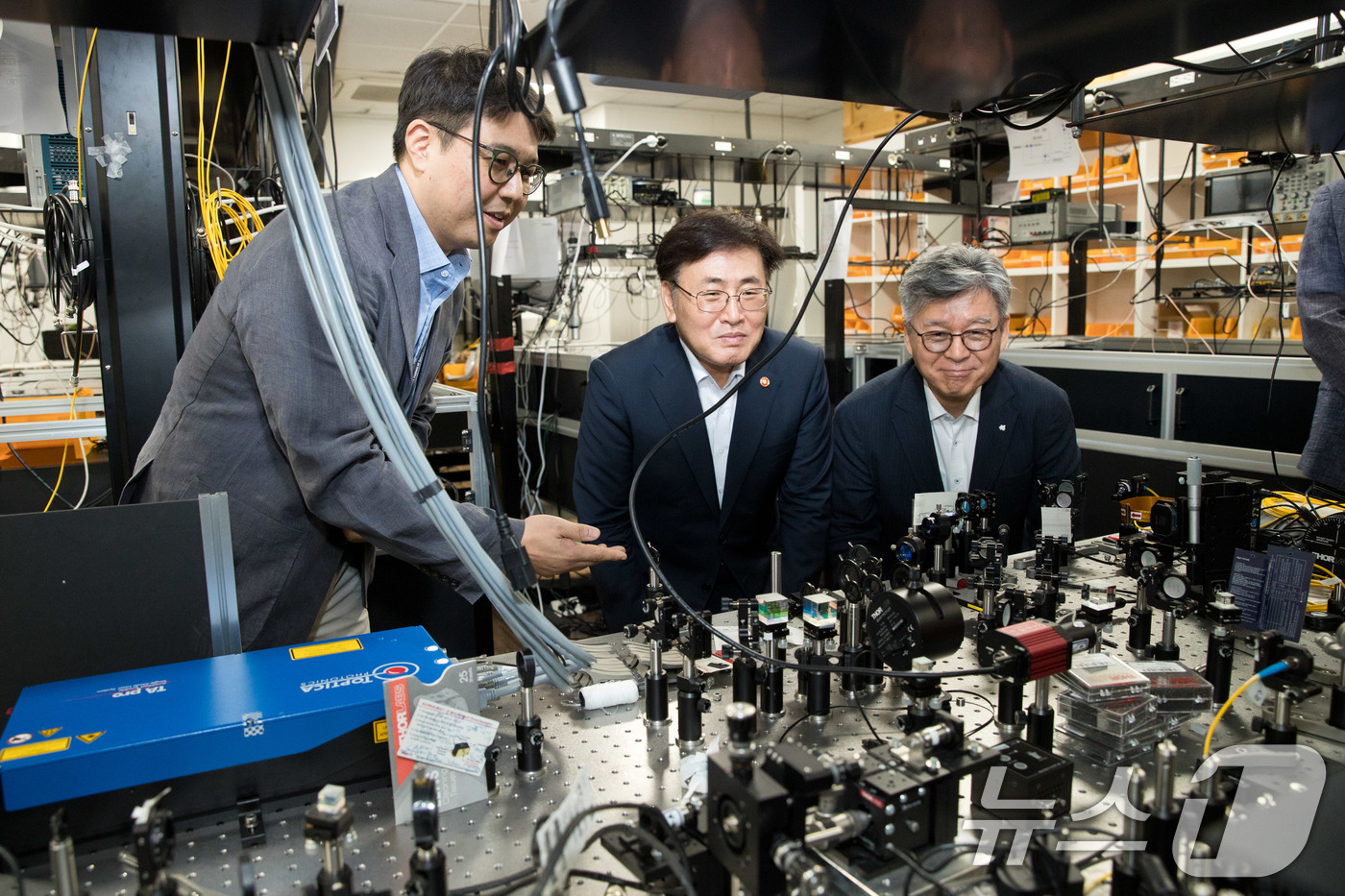 (서울=뉴스1) = 유상임 과학기술정보통신부 장관이 28일 오전 서울 성북구 한국과학기술연구원(KIST) 차세대반도체연구소에서 '양자컴퓨팅과 반도체기술의 융합' 관련 설명을 듣고 …