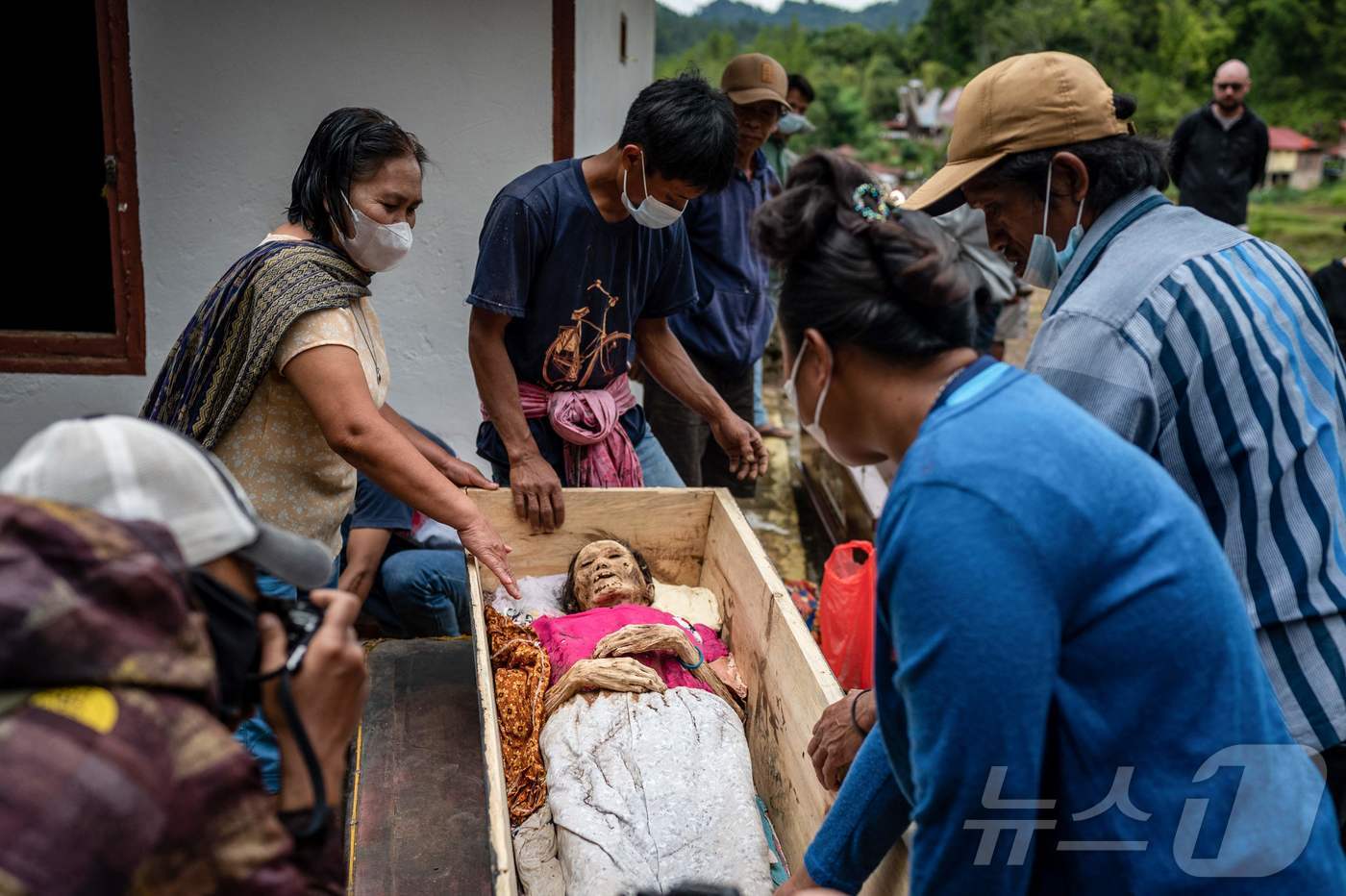 (판갈라 AFP=뉴스1) 정지윤기자 = 인도네시아 슬라웨시 판갈라에 거주하는 소수민족 토라자족이 27일 '마네네'라는 독특한 파묘 의식을 진행하고 있다. 이들은 매년 8월 고인의 …