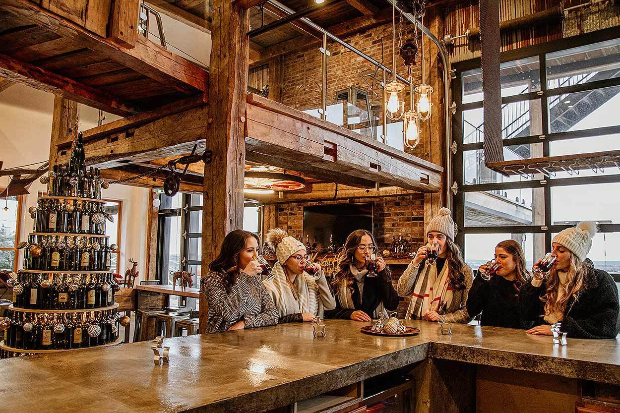 본문 이미지 - 1860년대 와인 창고를 커뮤니티 룸으로 사용한다. 미리 예약을 하면 단체 모임을 가질 수 있고 색다른 분위기에서 사람들과 모임을 즐길 수 있다 2024.08.26/ &lt;출처 마그넷힐 와이너리 홈페이지&gt;