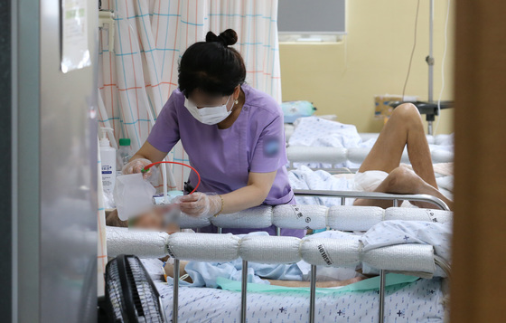 [단독] "힘들게 돌아갔는데"…간호사 '압도적 업무량'에 다시 떠난다