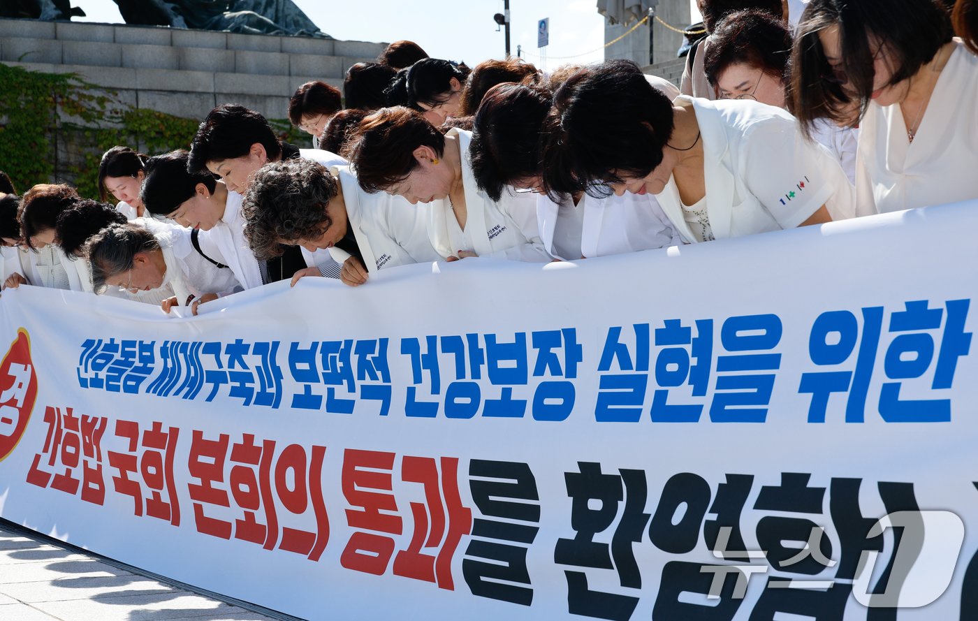 대한간호협회 소속 간호사들이 28일 오후 서울 여의도 국회 본청 앞 계단에서 본회의 간호법 통과를 방청한 뒤 감사 인사를 하고 있다. 2024.8.28/뉴스1 ⓒ News1 안은나 기자