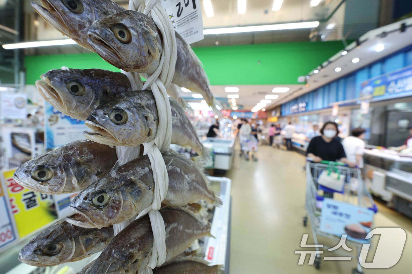 본문 이미지 - 추석 연휴를 앞둔 28일 서울의 한 대형마트에서 한 시민이 수산물을 고르고 있다. 2024.8.28./뉴스1 ⓒ News1 신웅수 기자