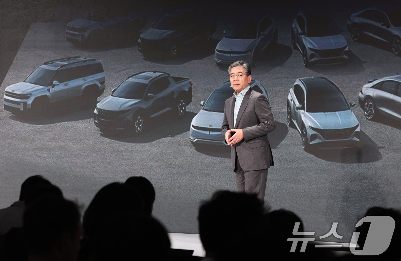 본문 이미지 - 장재훈 현대차 사장이 28일 서울 여의도 콘래드 호텔에서 열린 '2024 CEO 인베스터 데이'에서 새로운 중장기 전략 '현대 웨이'를 발표하고 있다. 2024.8.28/뉴스1 ⓒ News1 이동해 기자