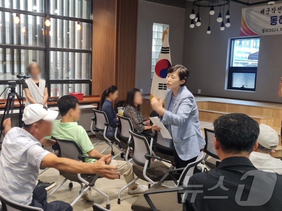 본문 이미지 - 28일 강원 동해시 송정생활문화센터에서 열린 '해군 작전헬기장 계획 백지화 촉구 동해시민회의'에 참석한 한 시민이 김향정 동해시의원과 설전을 벌이고 있다. 2024.8.28/뉴스1