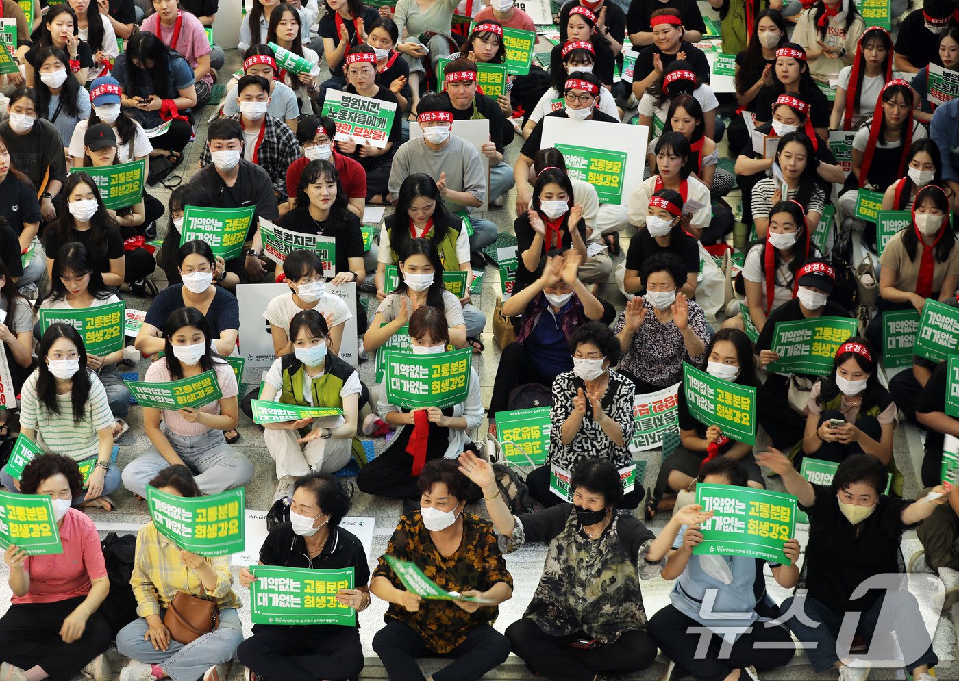 전국보건의료산업노동조합 총파업을 하루 앞둔 28일 광주 동구 조선대학교 병원에서 열린 파업전야제에서 조합원들이 구호를 외치고 있다.2024.8.28/뉴스1 ⓒ News1 박지현 기자