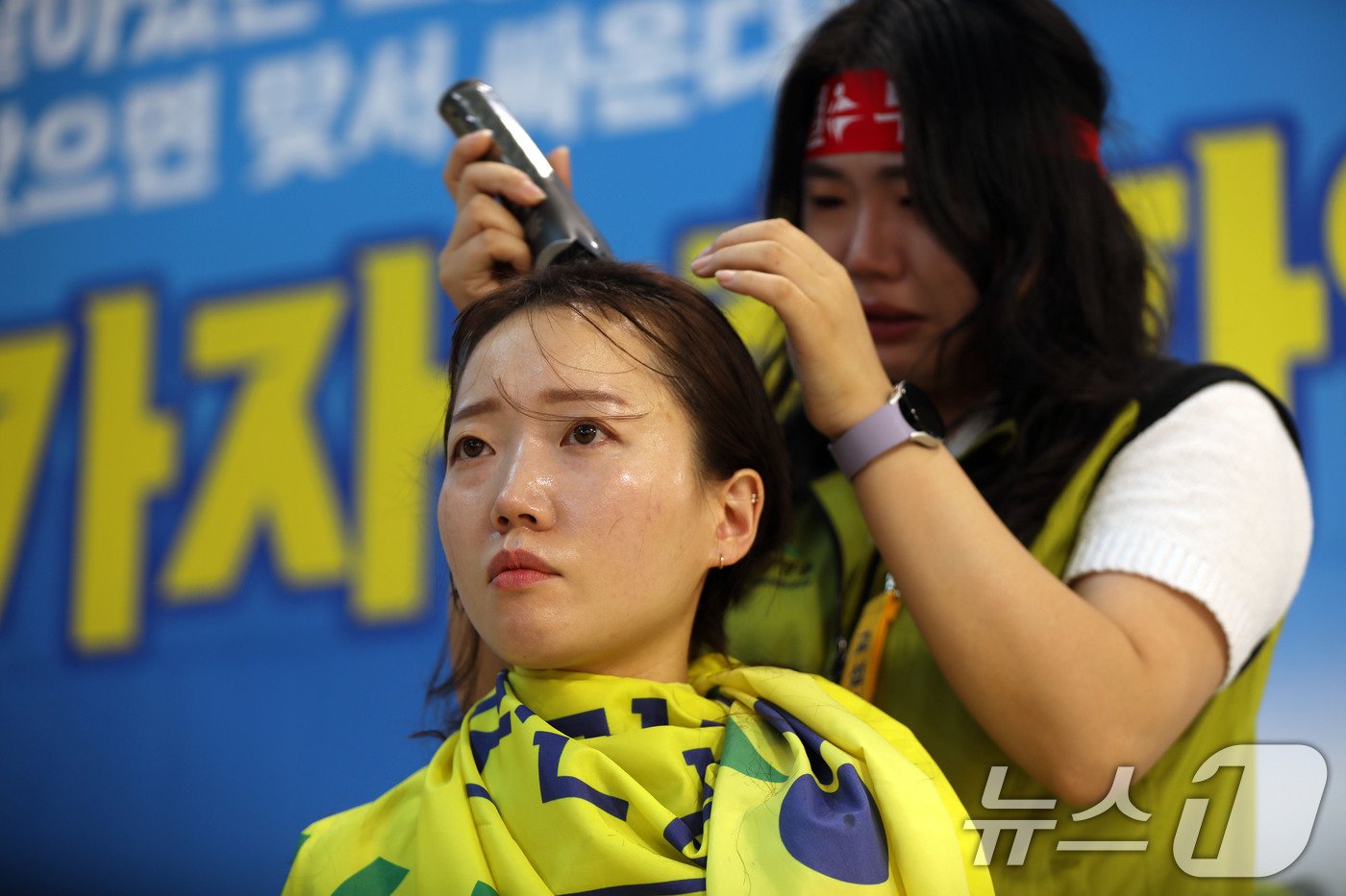 본문 이미지 - 28일 광주 동구 조선대학교 병원 파업전야제에서 정새롬 조선대 보건의료노조 지부장이 임금 인상 등을 요구하며 삭발식을 진행하고 있다.2024.8.28/뉴스1 ⓒ News1 박지현 기자