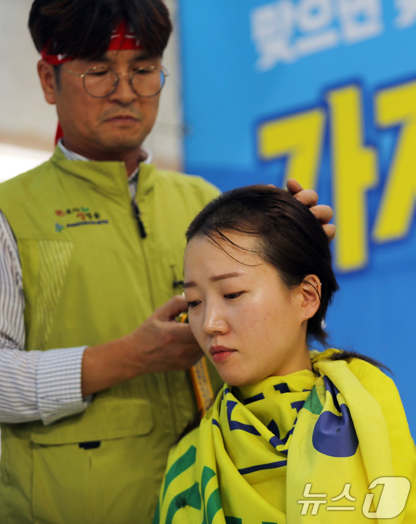 28일 광주 동구 조선대학교 병원 파업전야제에서 정새롬 조선대 보건의료노조 지부장이 임금 인상 등을 요구하며 삭발식을 진행하고 있다.2024.8.28/뉴스1 ⓒ News1 박지현 기자