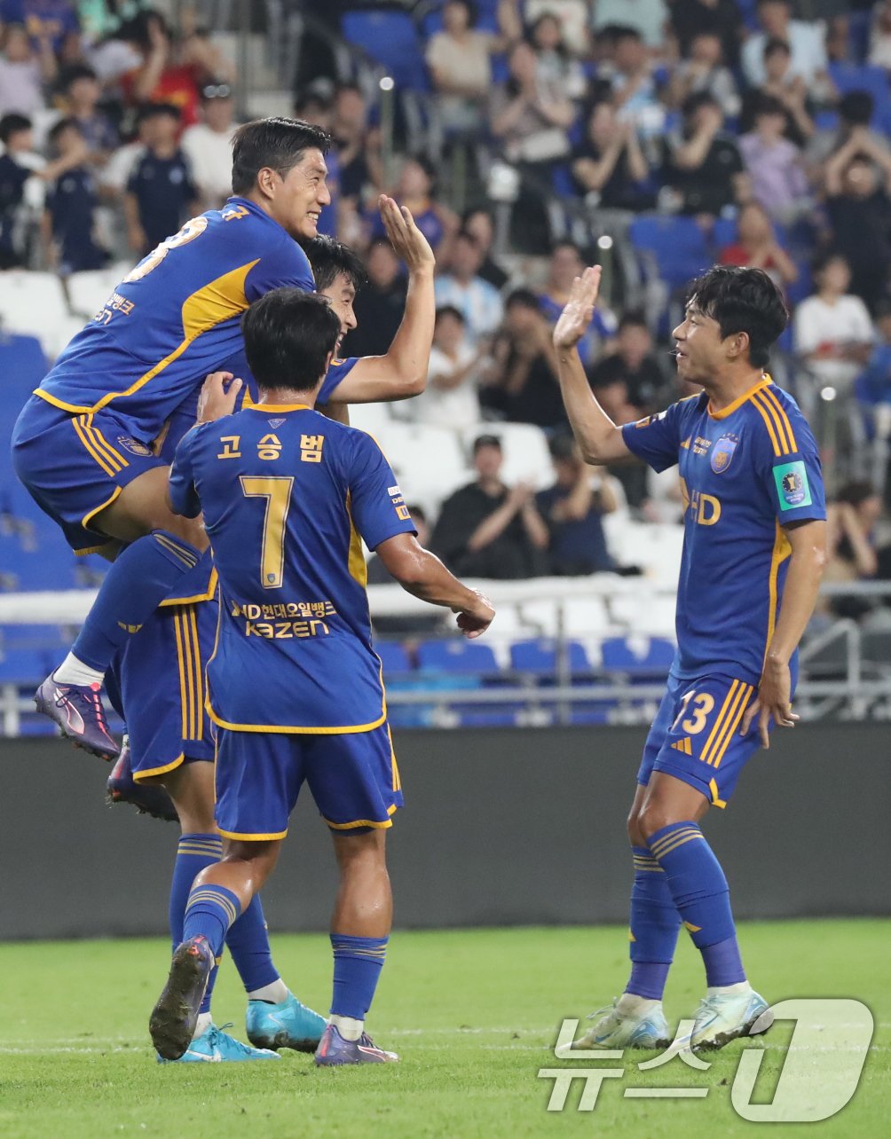 본문 이미지 - 28일 오후 울산 문수축구경기장에서 열린 프로축구 '2024 하나은행 코리아컵' 4강 2차전 울산 HD와 광주 FC의 경기에서 울산 임종은이 골을 넣은 뒤 환호하고 있다. 2024.8.28/뉴스1 ⓒ News1 조민주 기자
