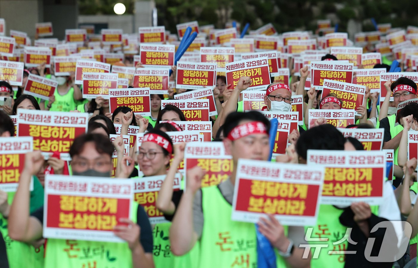 전국보건의료산업노동조합&#40;보건의료노조&#41; 총파업을 하루 앞둔 28일 서울 성동구 한양대학교 병원에서 열린 파업 전야제에서 한양대의료원지부 조합원들이 구호를 외치고 있다. 2024.8.28/뉴스1 ⓒ News1 김성진 기자