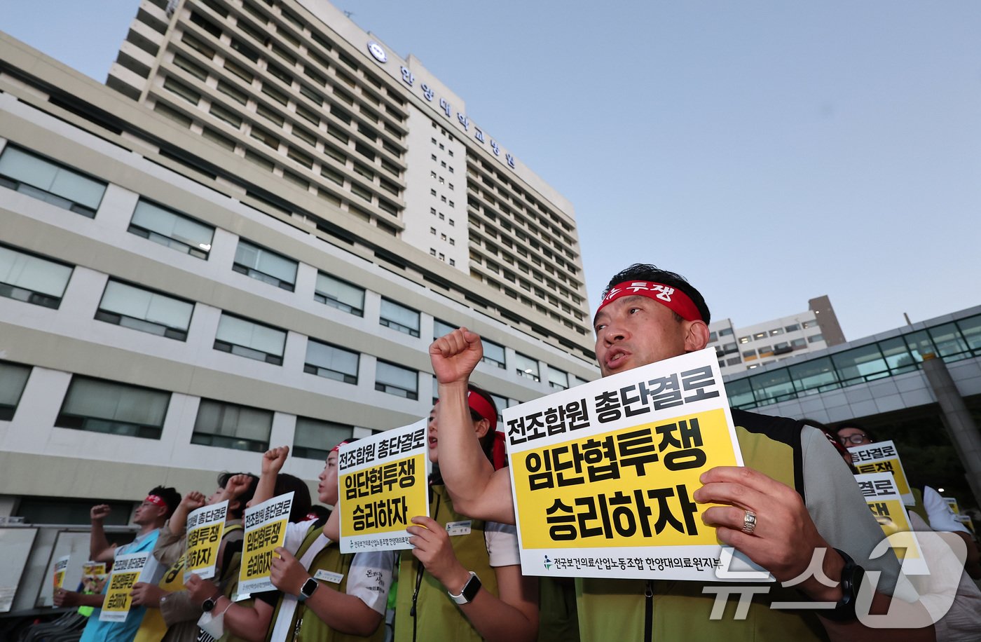 전국보건의료산업노동조합&#40;보건의료노조&#41; 총파업을 하루 앞둔 28일 서울 성동구 한양대학교 병원에서 열린 파업 전야제에서 한양대의료원지부 조합원들이 구호를 외치고 있다. 2024.8.28/뉴스1 ⓒ News1 김성진 기자