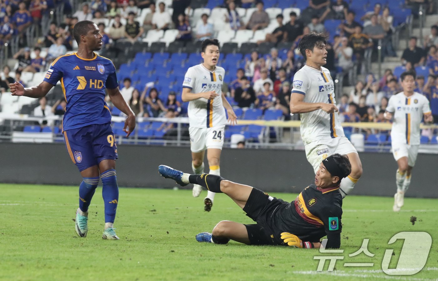 28일 오후 울산 문수축구경기장에서 열린 프로축구 &#39;2024 하나은행 코리아컵&#39; 4강 2차전 울산 HD와 광주 FC의 경기에서 울산 마테우스가 골을 넣고 있다. 2024.8.28/뉴스1 ⓒ News1 조민주 기자