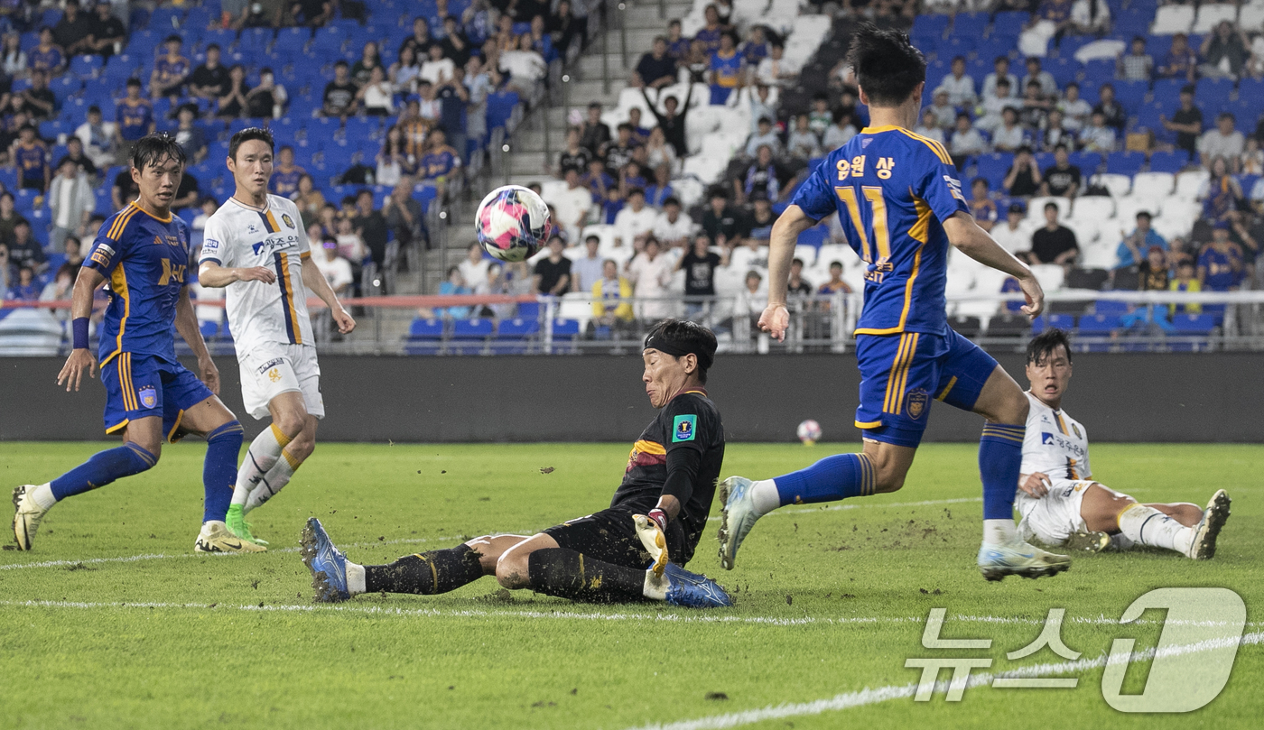 (울산=뉴스1) 조민주 기자 = 28일 오후 울산 문수축구경기장에서 열린 프로축구 '2024 하나은행 코리아컵' 4강 2차전 울산 HD와 광주 FC의 경기에서 울산 엄원상이 슛을 …