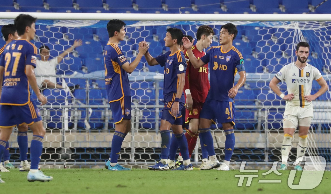 본문 이미지 - 28일 오후 울산 문수축구경기장에서 열린 프로축구 '2024 하나은행 코리아컵' 4강 2차전 울산 HD와 광주 FC의 경기 종료 후 결승 진출을 확정한 울산 선수들이 서로 격려하고 있다. 2024.8.28/뉴스1 ⓒ News1 조민주 기자