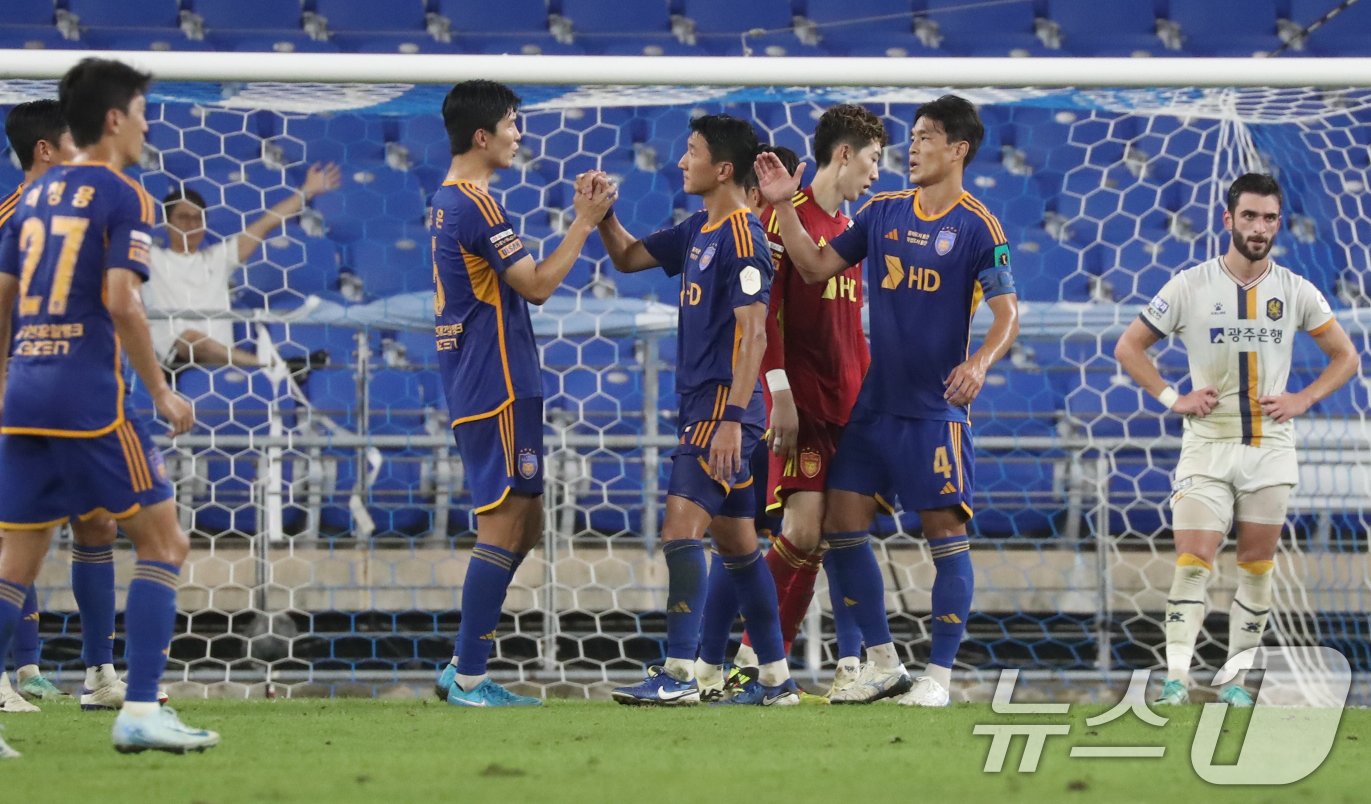 28일 오후 울산 문수축구경기장에서 열린 프로축구 &#39;2024 하나은행 코리아컵&#39; 4강 2차전 울산 HD와 광주 FC의 경기 종료 후 결승 진출을 확정한 울산 선수들이 서로 격려하고 있다. 2024.8.28/뉴스1 ⓒ News1 조민주 기자