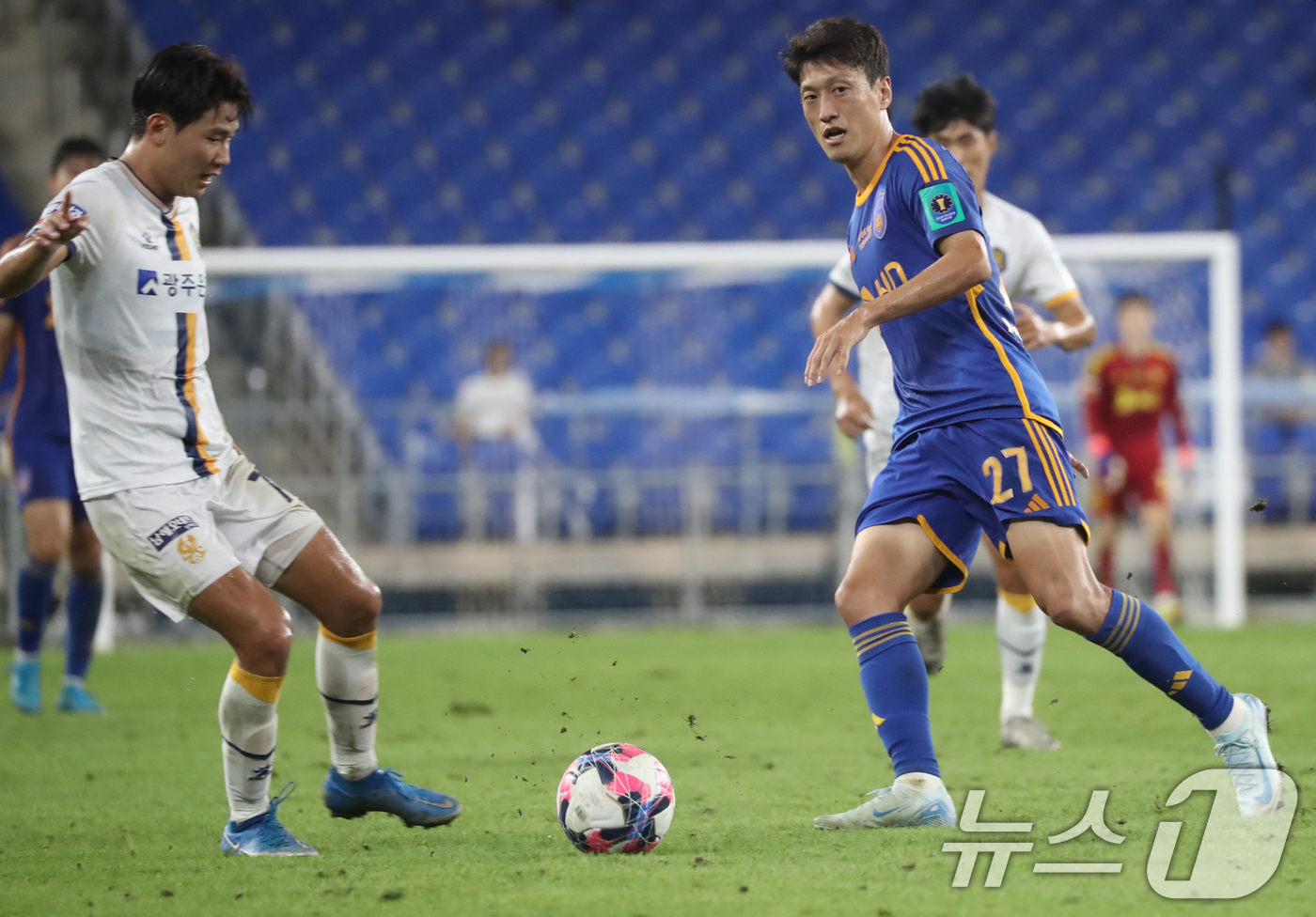 (울산=뉴스1) 조민주 기자 = 28일 오후 울산 문수축구경기장에서 열린 프로축구 '2024 하나은행 코리아컵' 4강 2차전 울산 HD와 광주 FC의 경기에서 울산 이청용이 패스를 …