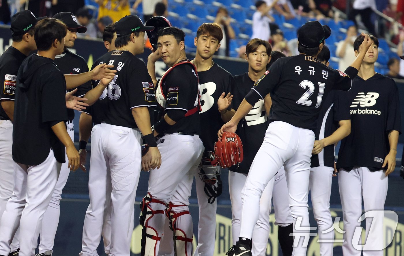 본문 이미지 - 28일 오후 서울 송파구 잠실야구장에서 열린 '2024 신한 SOL 뱅크 KBO리그' KT위즈와 LG 트윈스의 경기에서 승리한 KT 선수들이 하이파이브를 하고 있다. 2024.8.28/뉴스1 ⓒ News1 김명섭 기자