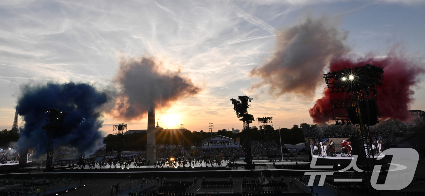 (서울=뉴스1) 사진공동취재단 = 28일(현지시간) 프랑스 파리 콩코드 광장에서 열린 2024 파리 패럴림픽 개막식에서 축포가 터지고 있다.한국은 선수 83명(남자 46명, 여자 …